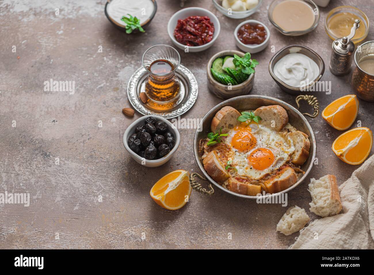 Petit-déjeuner turc traditionnel avec œufs frits, thé, légumes, chees et olives, espace copie Banque D'Images