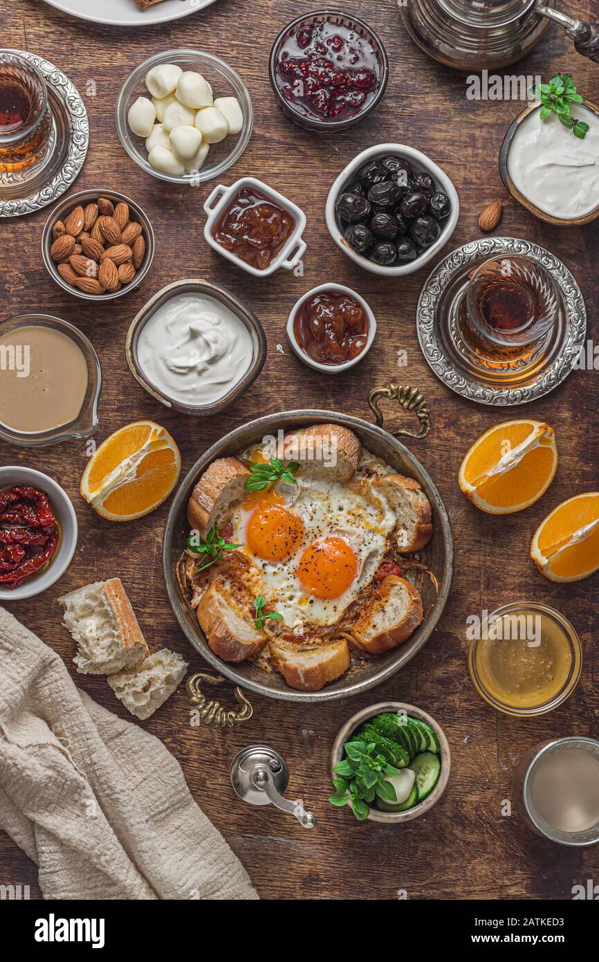 Délicieux petit déjeuner turc avec œufs, olives, fromage, concombres, confiture et yaourt, plat Banque D'Images