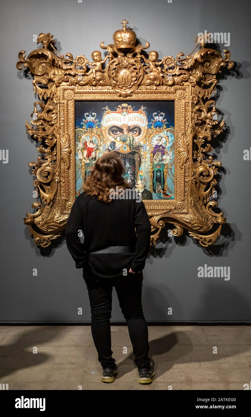 Femme adulte regardant la peinture de Mark Ryden Le roi de la pop à Michael Jackson: Sur l'exposition murale au musée d'art moderne EMMA à Espoo, en Finlande Banque D'Images