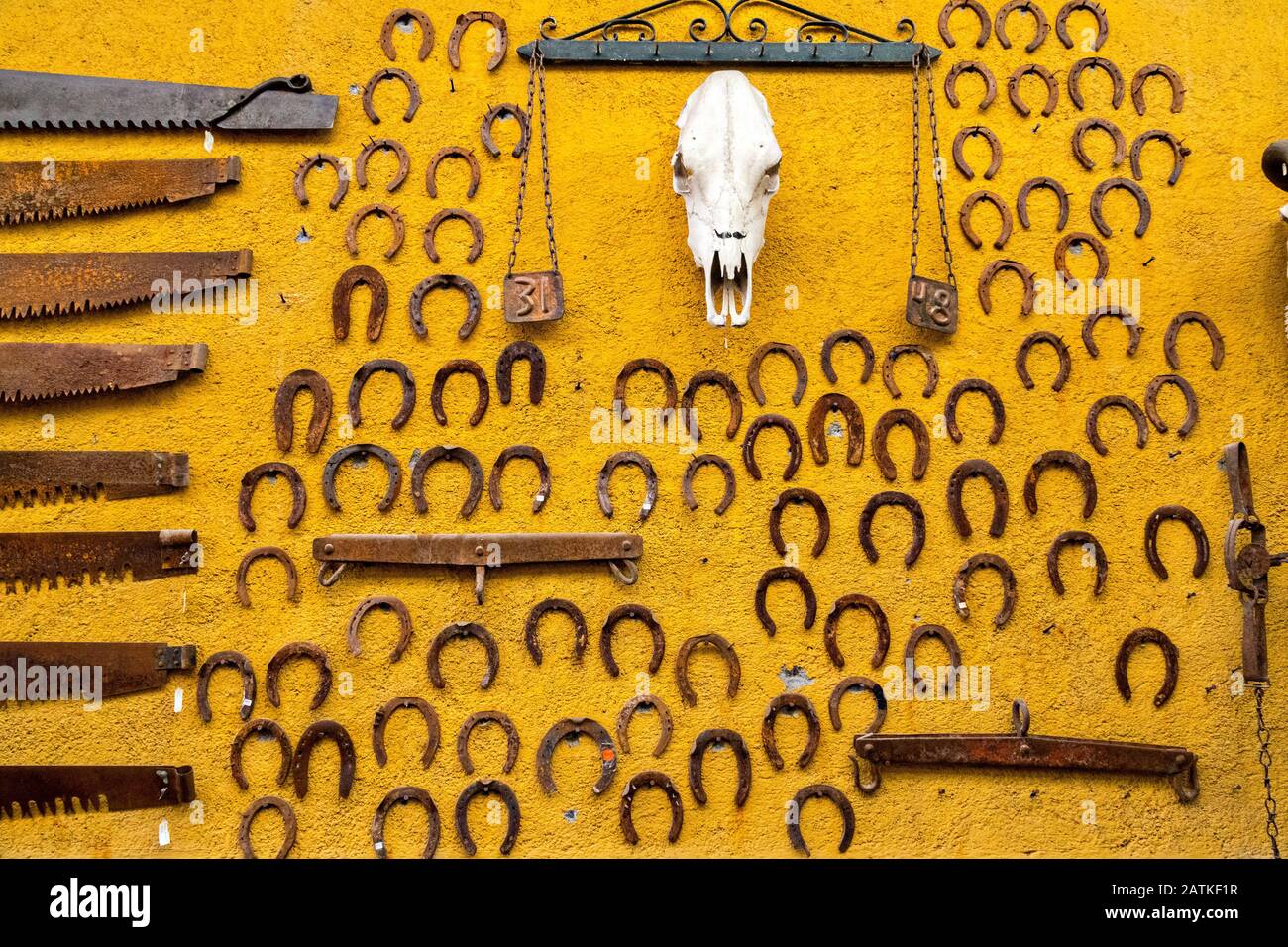 Un mur coloré décoré de vieilles chaussures de cheval et un crâne de bétail dans le quartier de Barrio Antiguo ou du quartier espagnol à côté de la Grand Plaza Macroplaza à Monterrey, Nuevo León, Mexique. Banque D'Images