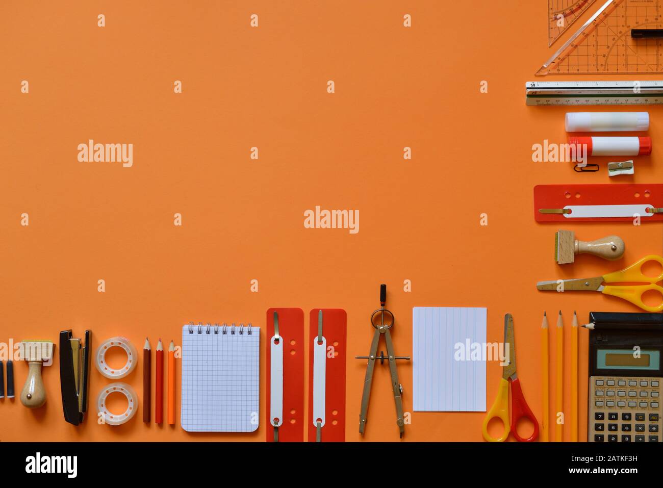 Fournitures de bureau ou d'école sur carton orange Banque D'Images