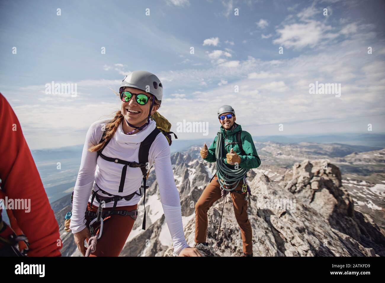 Trois grimpeurs de roche sourient après avoir atteint le sommet du Grand Teton Banque D'Images