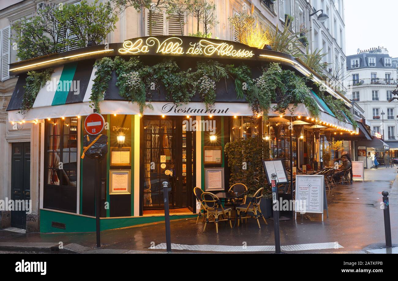 La Villa des Abbesses le matin des pluies . C'est un restaurant français traditionnel dans le quartier de Montmartre, Paris, France. Banque D'Images