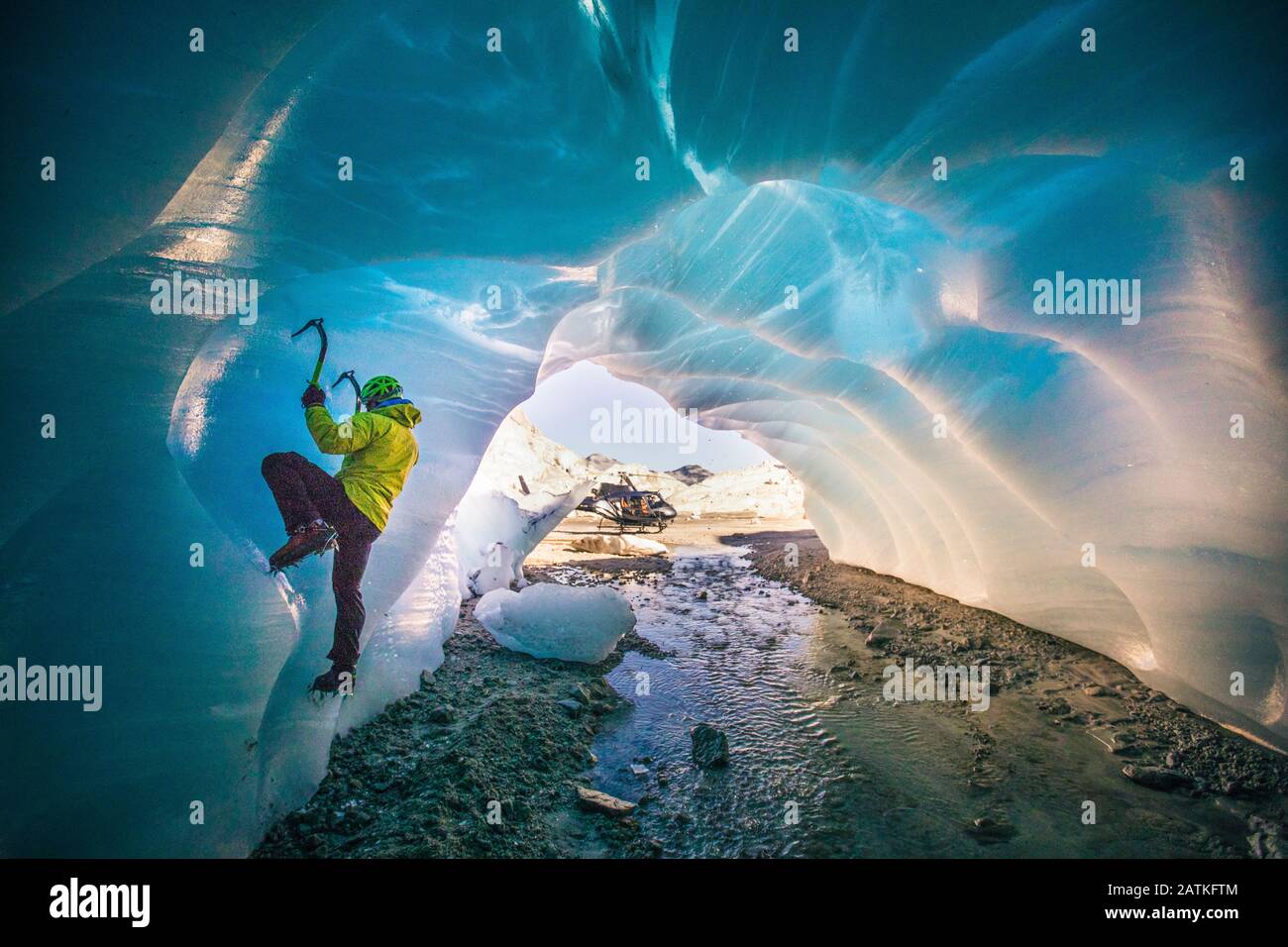 Homme escalade dans la grotte lors d'une excursion aventure de luxe. Banque D'Images