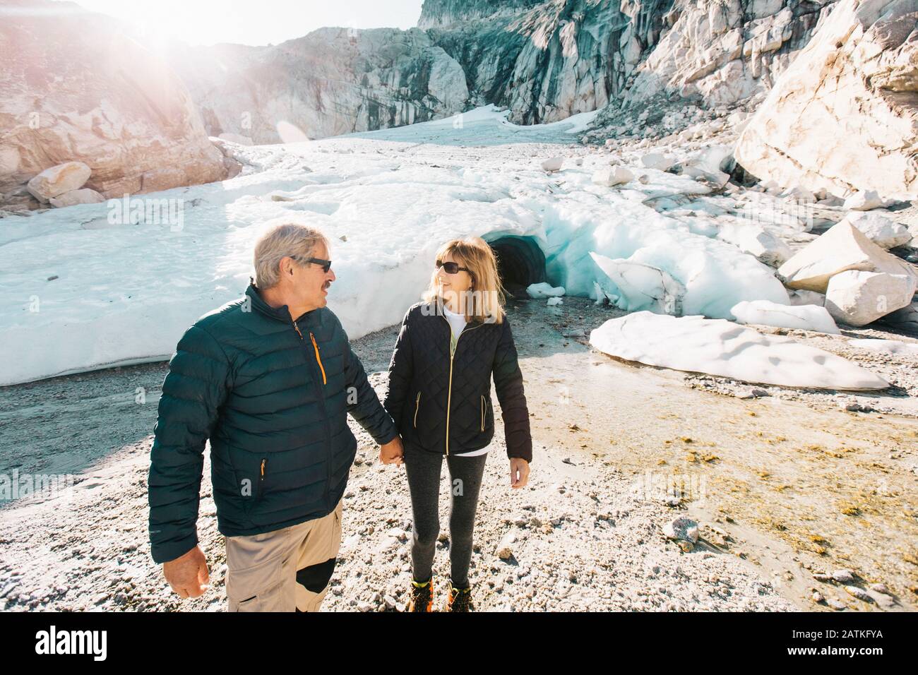 Couple retraité qui profite de la vie pendant la visite en plein air de la grotte de glace. Banque D'Images