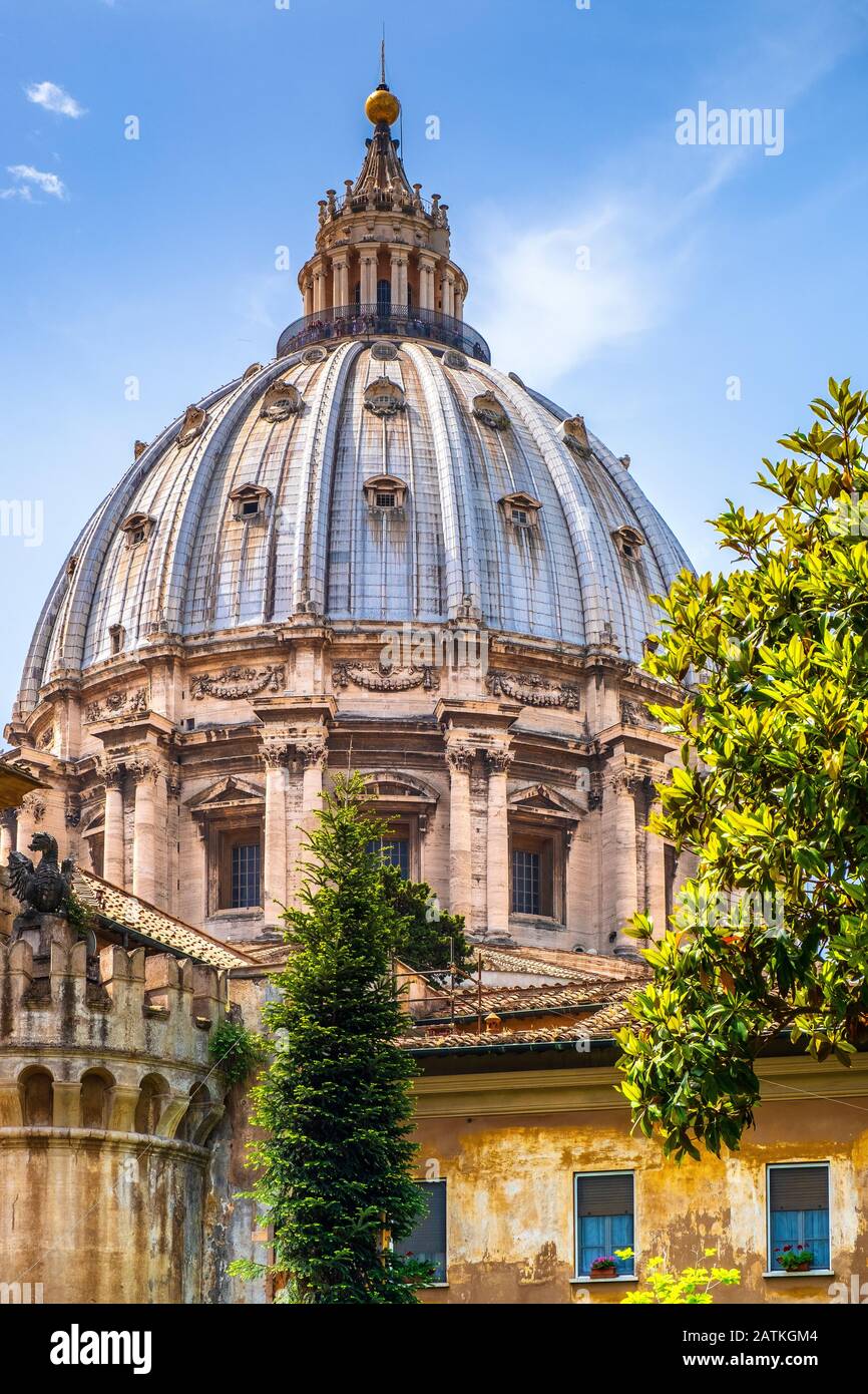 Rome, Vatican / Italie - 2019/06/15: Vue panoramique sur la basilique Saint-Pierre - Basilique de San Pietro in Vaticano - dôme de Michel-Ange Buonarotti Banque D'Images