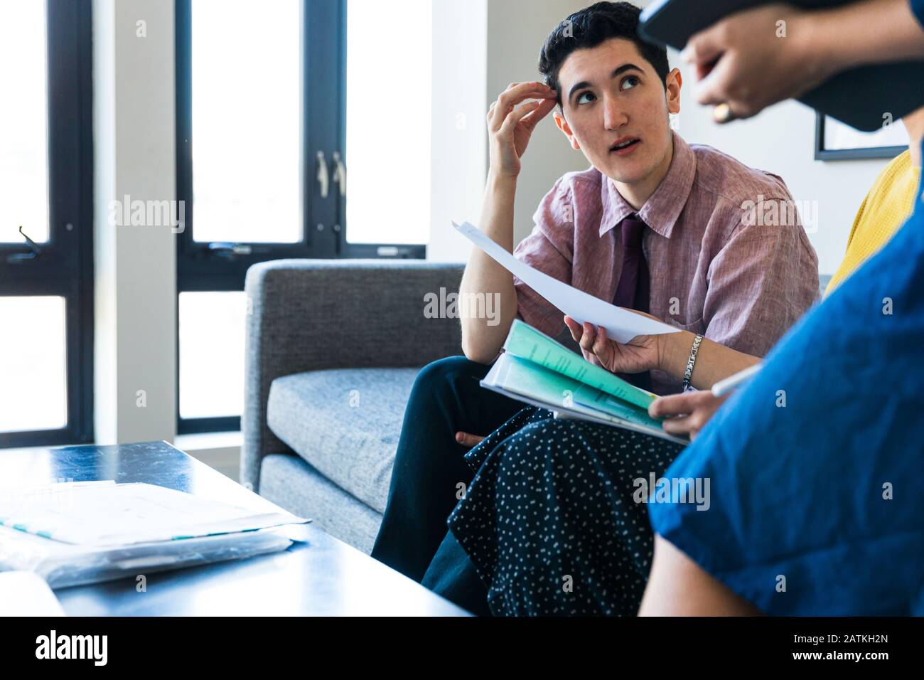 stratégie de planification d'homme d'affaires avec des collègues féminins au bureau Banque D'Images