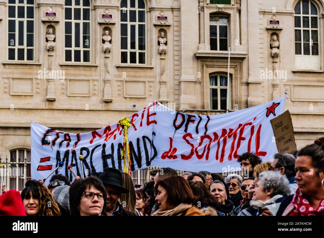 Marseille, France - 25 janvier 2020: Bannière des manifestants lors d'une "arche de la Colère" (la marche de la colère) concernant les questions de logement Banque D'Images