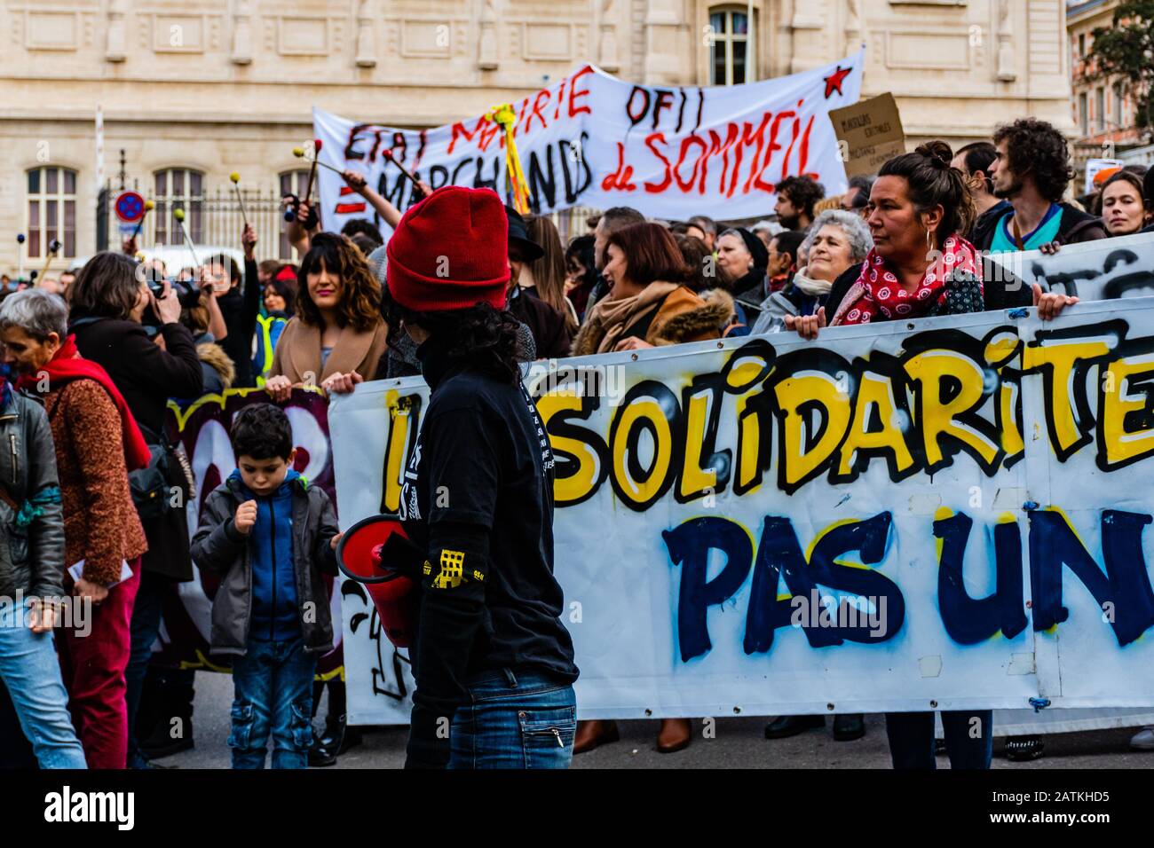 Marseille, France - 25 janvier 2020: Bannière des manifestants lors d'une "arche de la Colère" (la marche de la colère) concernant les questions de logement Banque D'Images