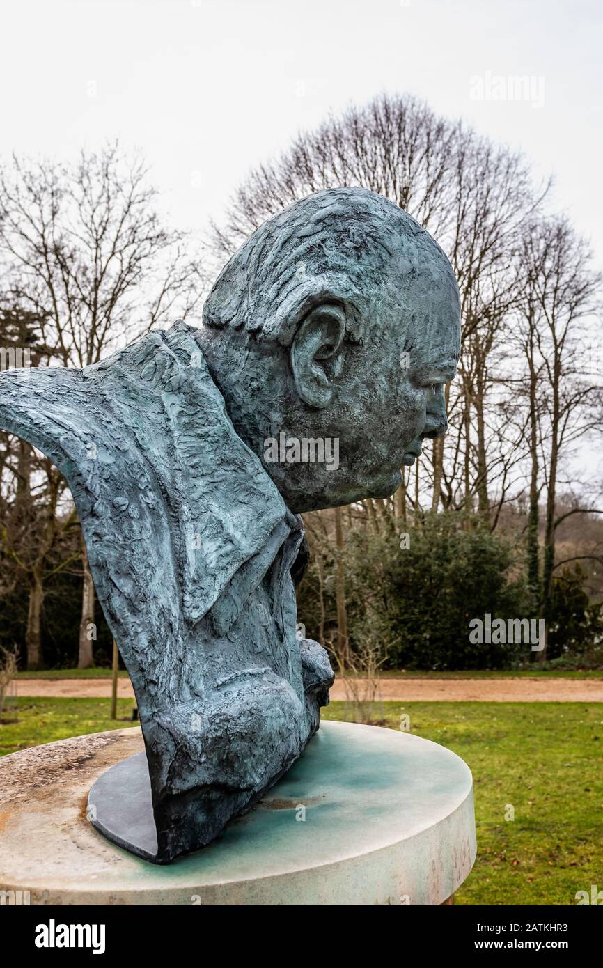 Statue de bronze d'Oscar Nemon de Sir Winston Churchill dans le domaine du Palais de Blenheim, Oxfordshire, Royaume-Uni, le 2 février 2020 Banque D'Images