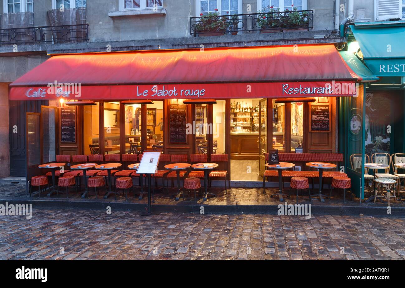 Le restaurant français traditionnel : Le sabot rouge situé à Montmartre  dans le 18 arrondissement de Paris, France Photo Stock - Alamy