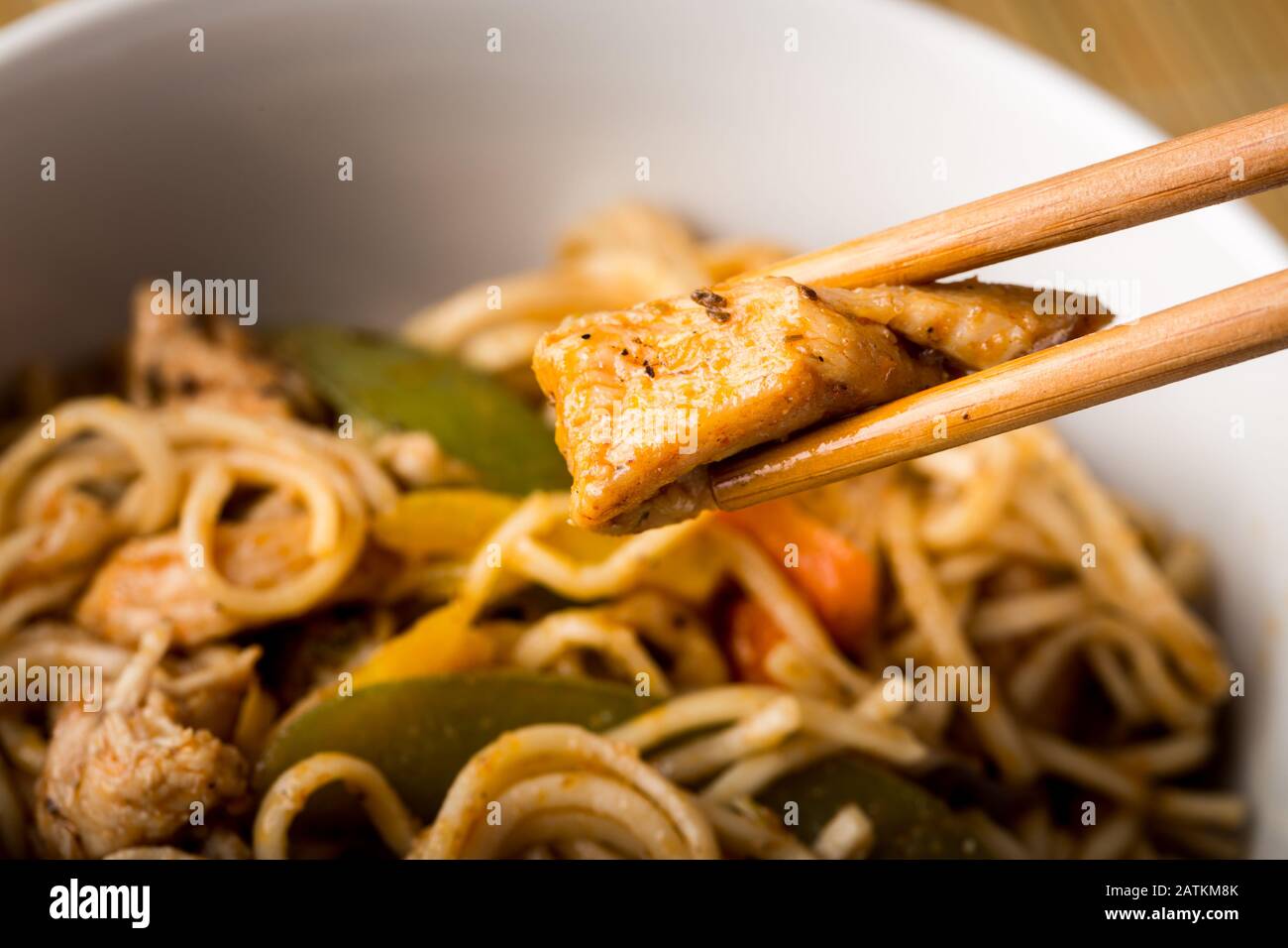 Nouilles chinoises séchées avec viande dans le plat. Baguettes en bambou. Cuisine asiatique. Banque D'Images