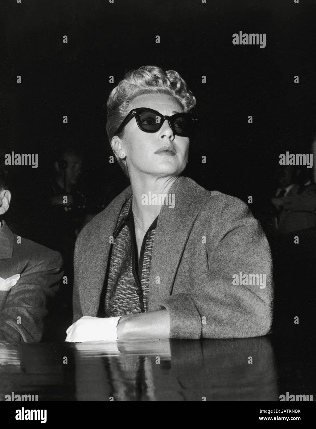 Lana Turner au procès pour meurtre de Johnny Stompanato (1958) Collection des éditeurs de cinéma référence # 33962-119THA Banque D'Images