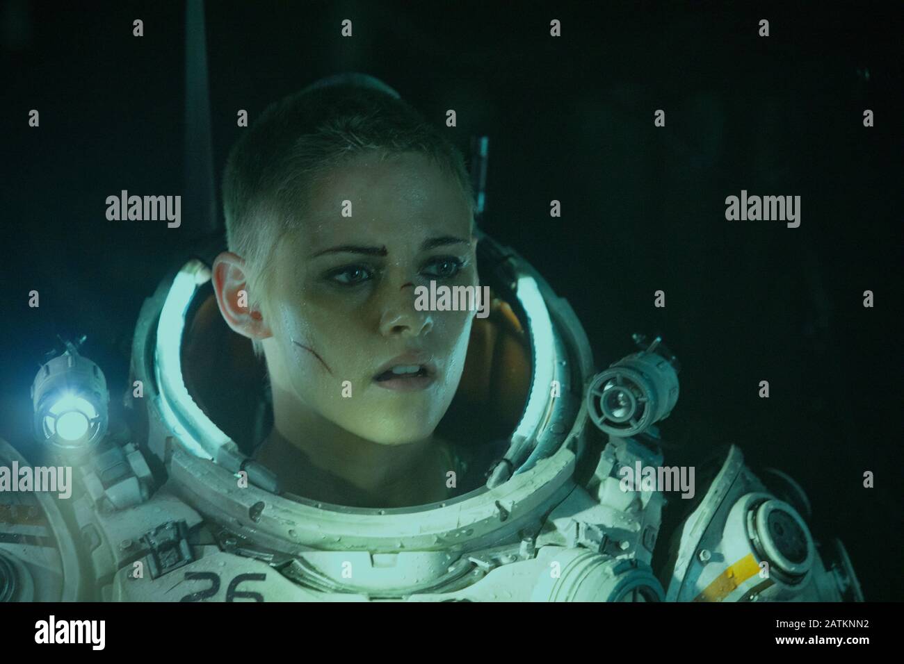 Sous-marin (2020) réalisé par William Eubank et mettant en vedette Kristen Stewart comme ingénieur mécanique Norah Price. Des chercheurs aquatiques explorant la fosse Mariana sont bloqués par un séisme et rencontrent un groupe de créatures... Banque D'Images