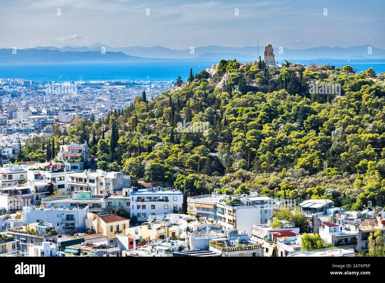 Vue aérienne d'Athènes avec la mer et la colline de Filoppou Banque D'Images