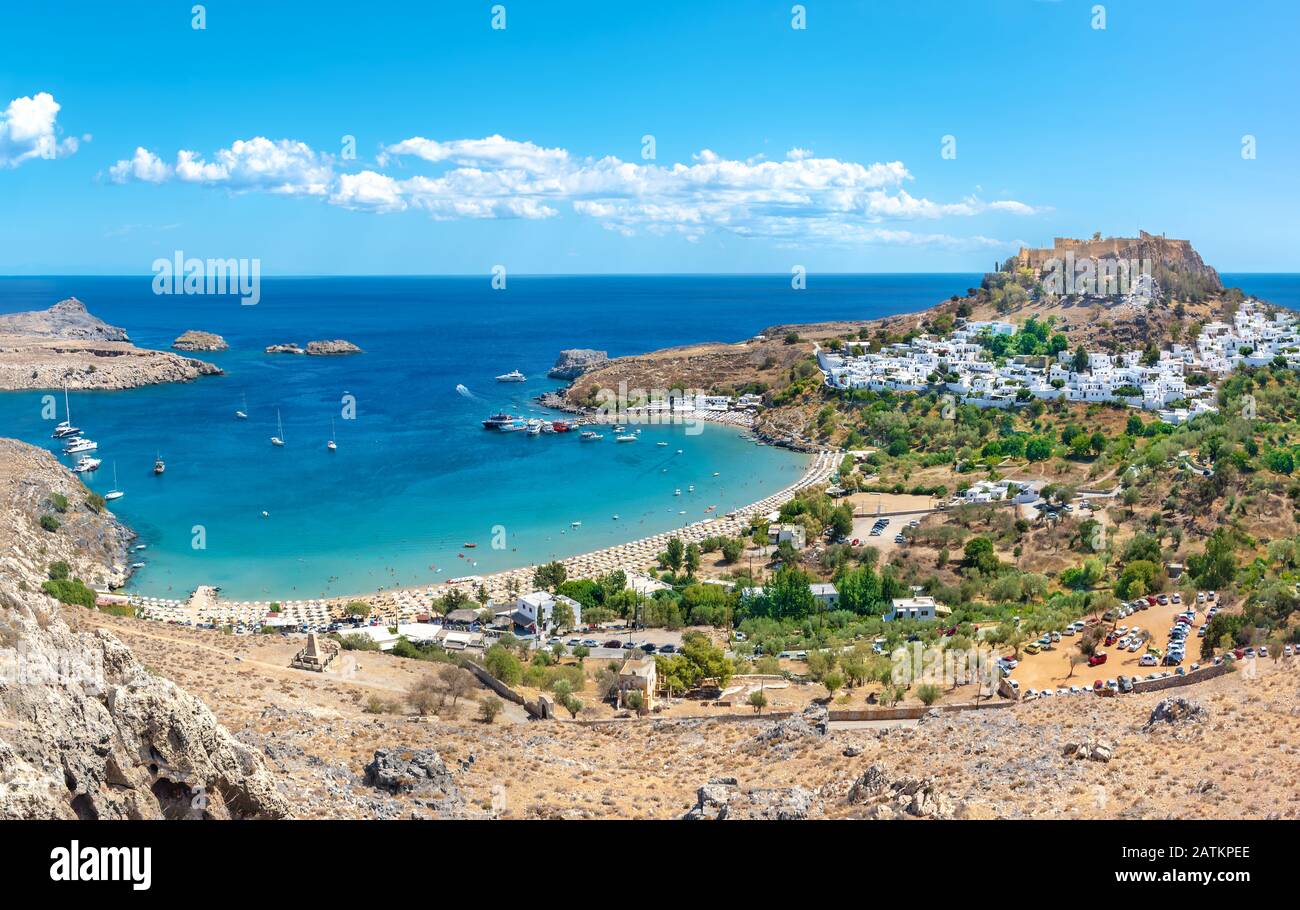 Vue sur la plage de Lindos avec village de Lindos et Acropole en arrière-plan (Rhodes, Grèce) Banque D'Images