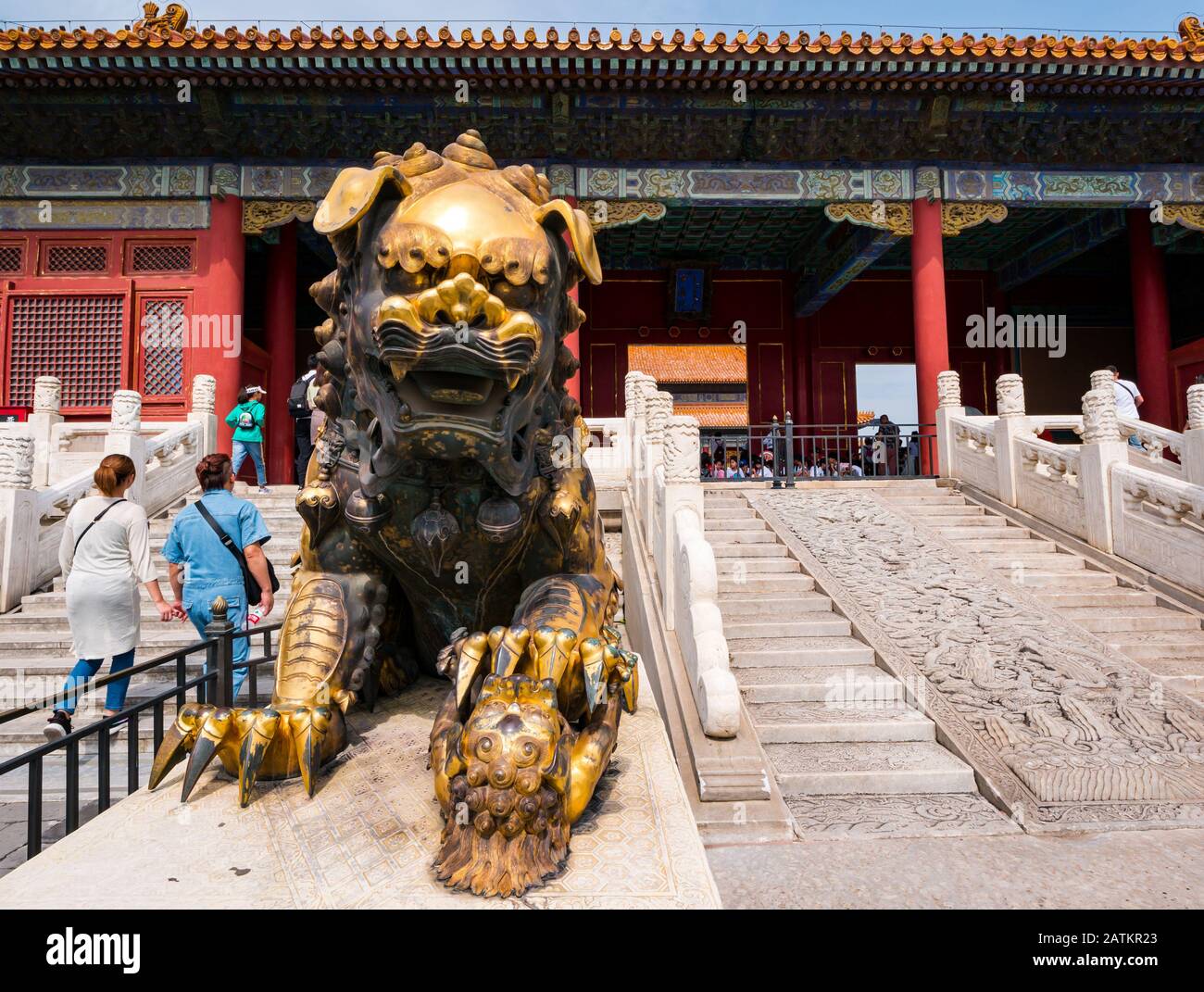 Lion ou chien de garde d'or de l'ère Qing, Hall of Imperial Suprématie, Cour intérieure, Cité Interdite, Beijing, Chine, Asie Banque D'Images