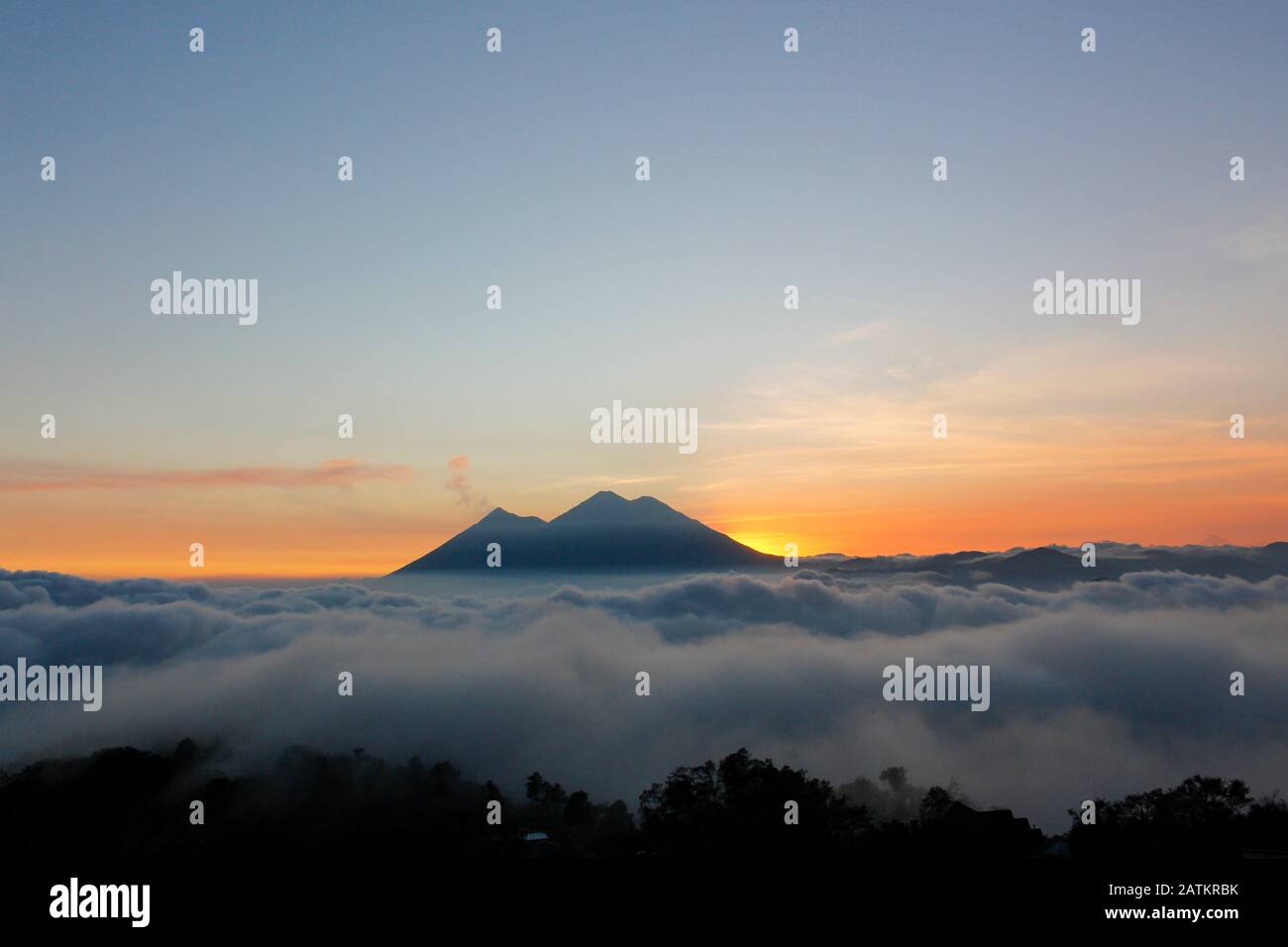 Coucher de soleil sur le volcan du feu et le volcan Acatenango - volcans entourés de nuages Banque D'Images