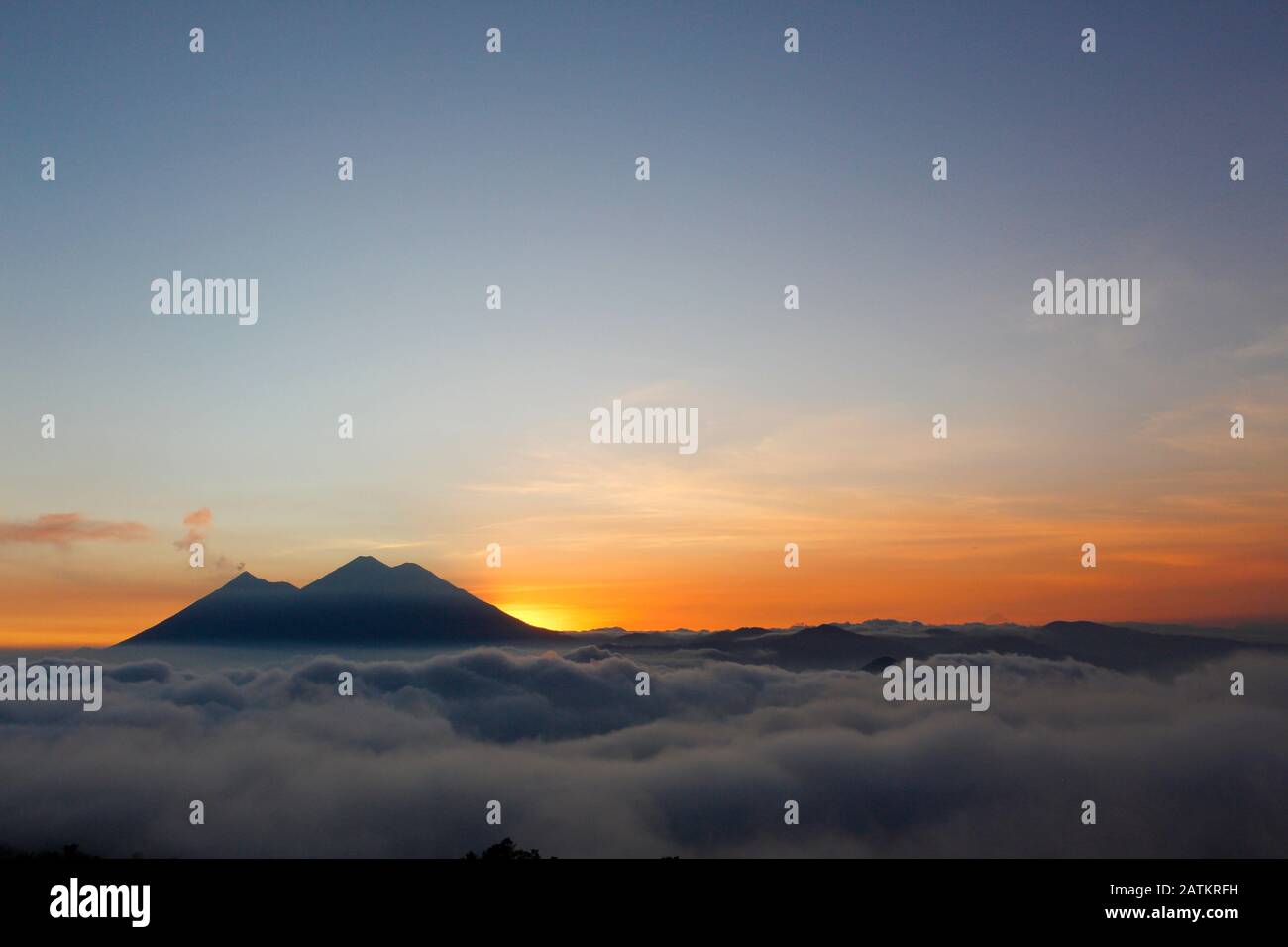 Coucher de soleil sur le volcan du feu et le volcan Acatenango - volcans entourés de nuages Banque D'Images