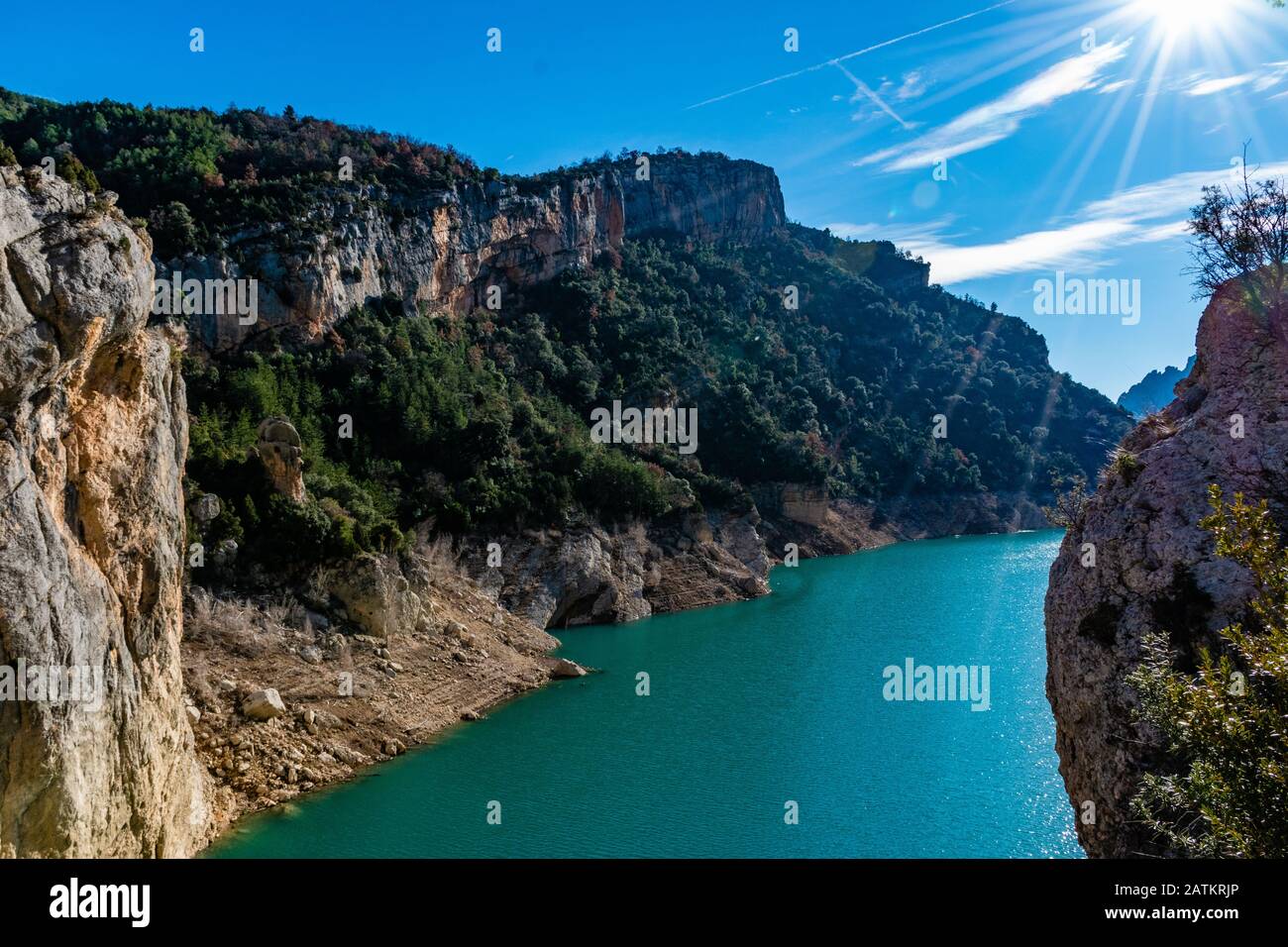 Vue sur la rivière avec eau turquoise et canyon rocheux de Congost de Mont-rebei en Espagne Banque D'Images