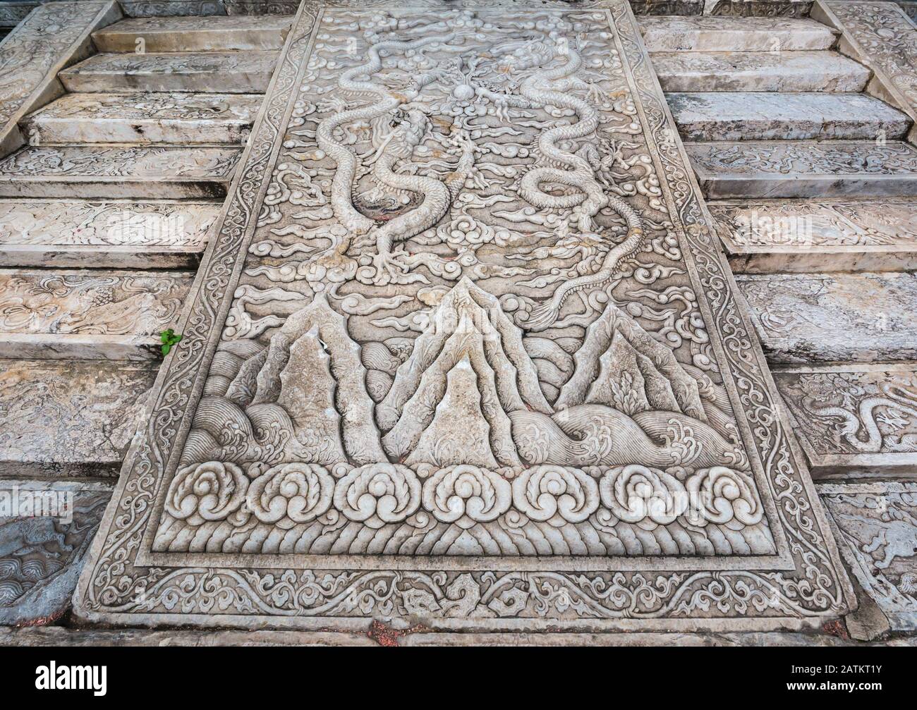 Gros plan sur l'illustration sculptée élaborée du bas-relief sur les marches de la salle de l'harmonie moyenne (Zhonghedan), Cité Interdite, Beijing, Chine, Asie Banque D'Images