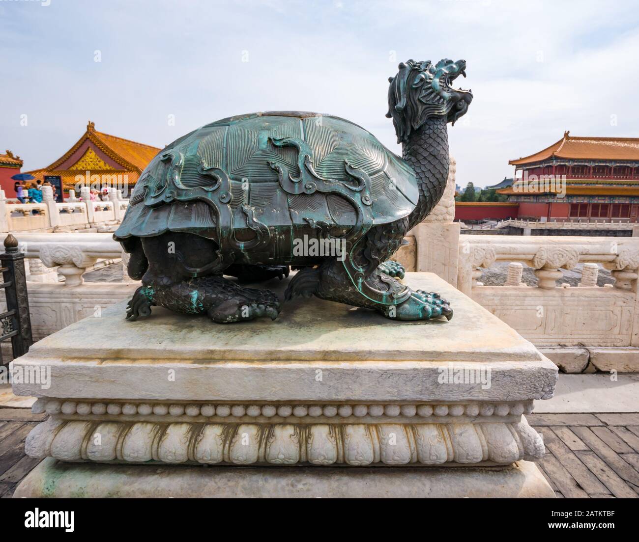 Tortue en bronze à tête de dragon sur la terrasse en marbre de la salle suprême HarmonyFordden City, Beijing, Chine, Asie Banque D'Images