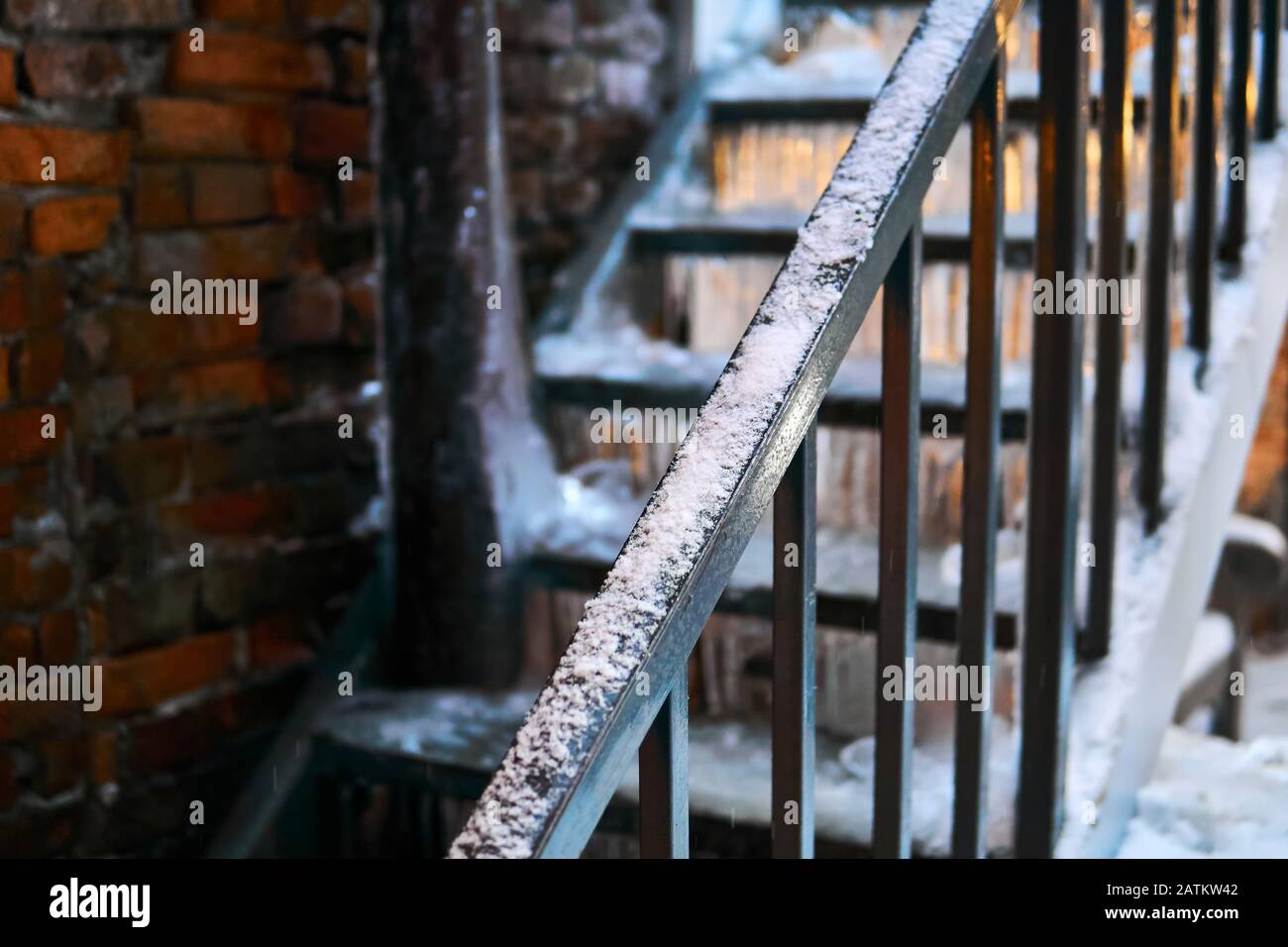 fond d'hiver - escalier verglas recouvert de neige, de glace et de glaçons Banque D'Images