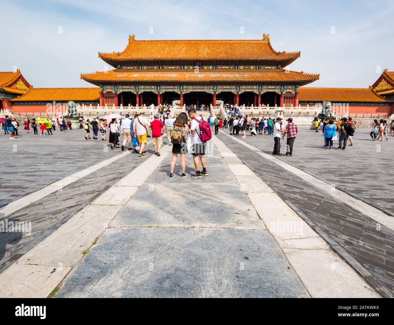 Touristes Devant La Porte De L'Harmonie Suprême (Taihemen), Cour Extérieure, Cité Interdite, Beijing, Chine, Asie Banque D'Images