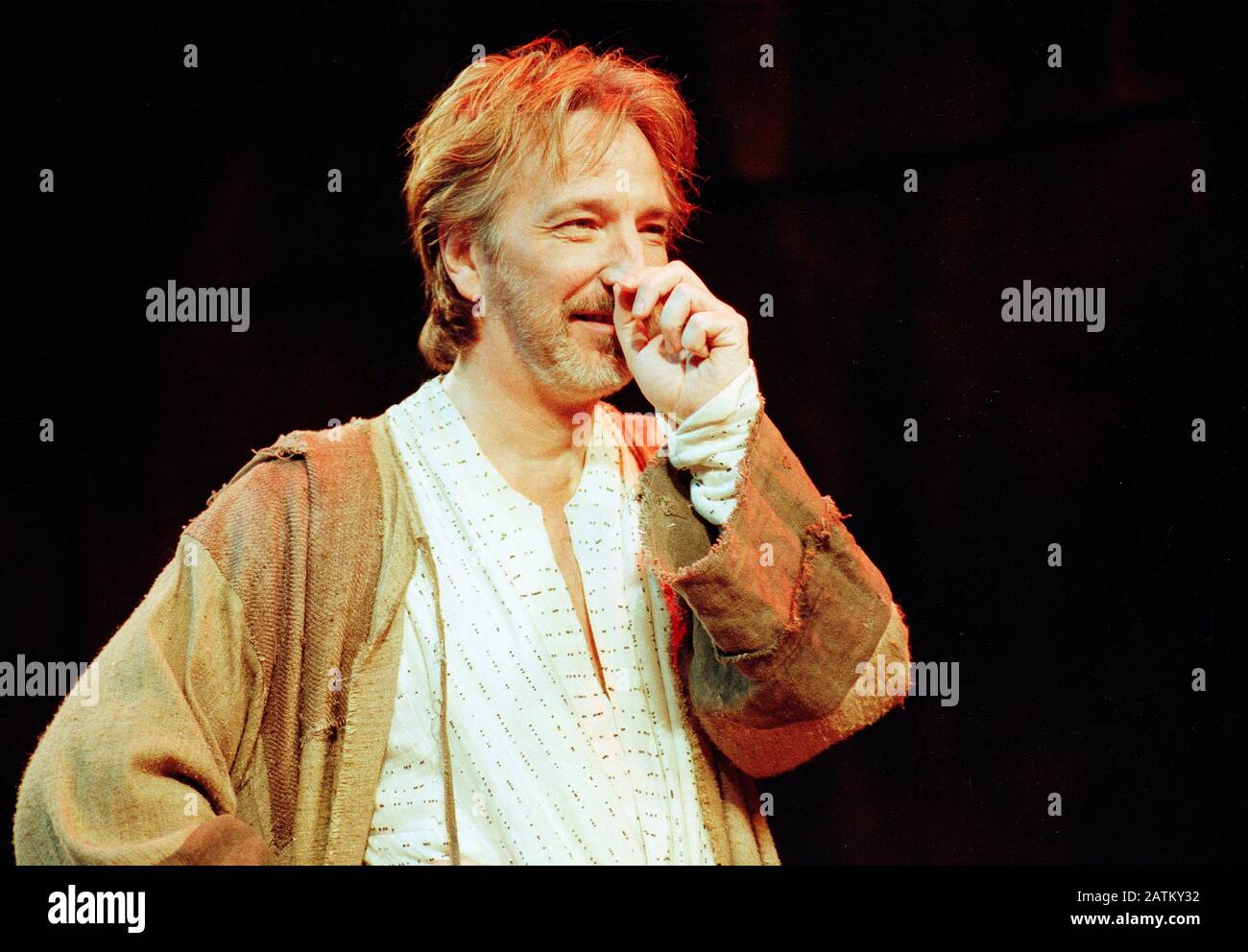 Londres, Royaume-Uni. BIBLIOTHÈQUE. Alan Rickman comme Mark Antony dans une production de théâtre national de la pièce de William Shakespeare Antony et Cleopatra. Dirigée par Sean Mathias, cette mise en scène du jeu a été jugée un échec critique. Photocalles 19 octobre 1998. La pièce a été ouverte le 22 octobre 1998. Crédit: Support De Repère / Mediapunch. Banque D'Images