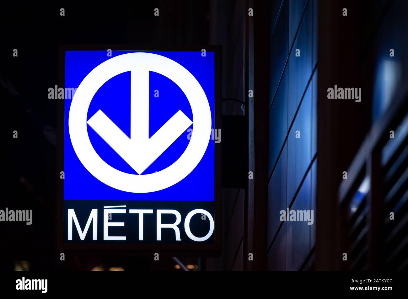 Montréal Québec Canada le 22 janvier 2020: Panneau de métro de Montréal, la nuit reflétant la lumière indiquant une station de métro, ce logo distinctif de Montréal Banque D'Images