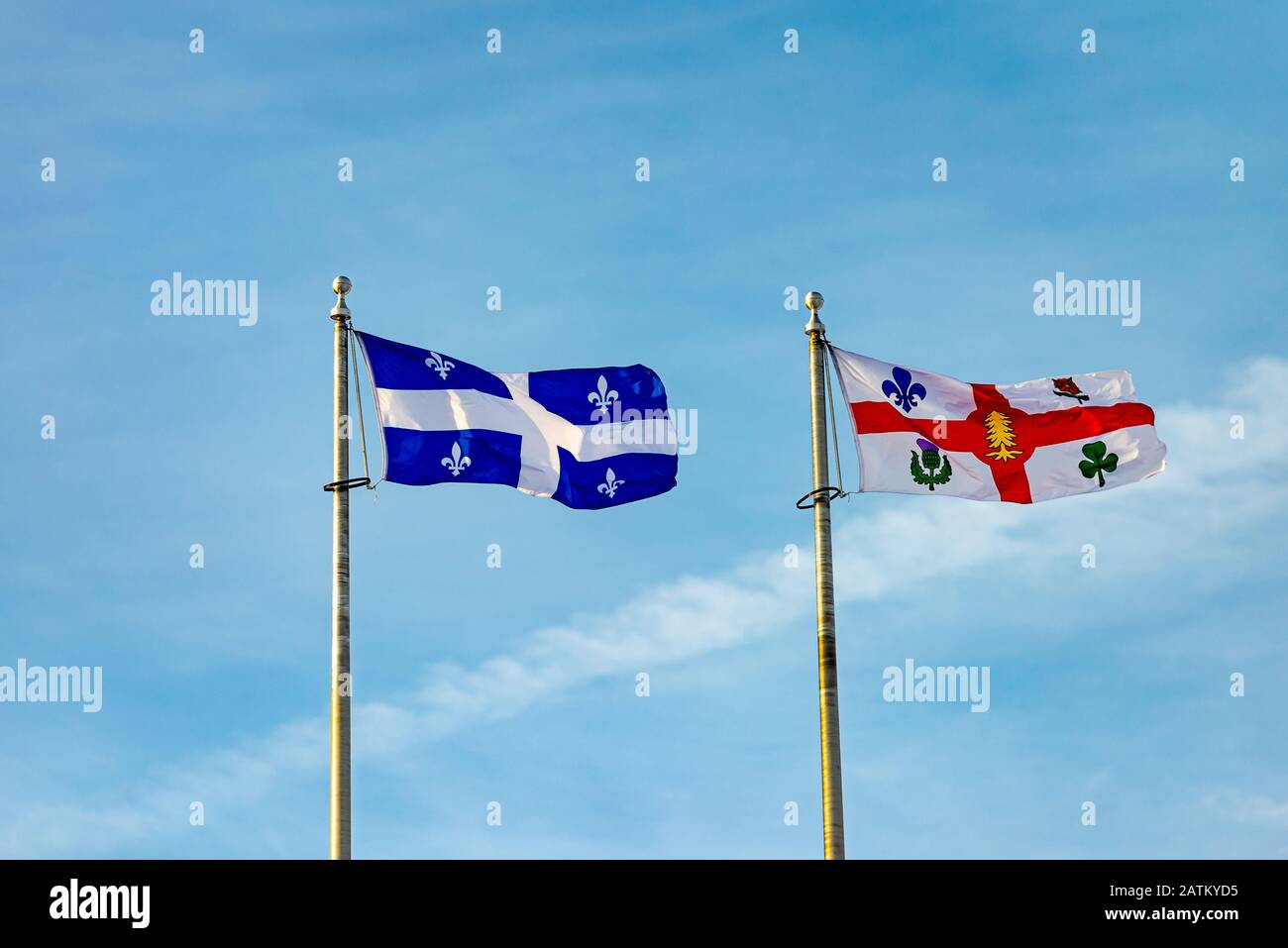 Québec et ville de Montréal drapeaux volant avec ciel bleu en arrière-plan dans le parc Royal mt Banque D'Images