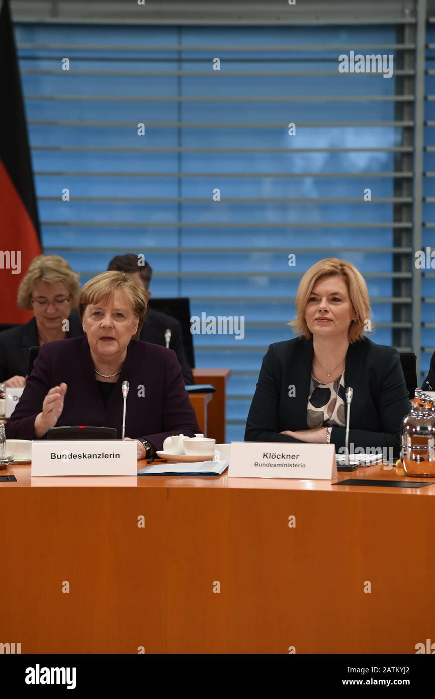 Helge Braun, Angela Merkel und Julia Klöckner beim Eingangsstatement der Bundeskanzlerin vor dem Gespräch mit der Lebensmittelwirtschaft im Internatio Banque D'Images