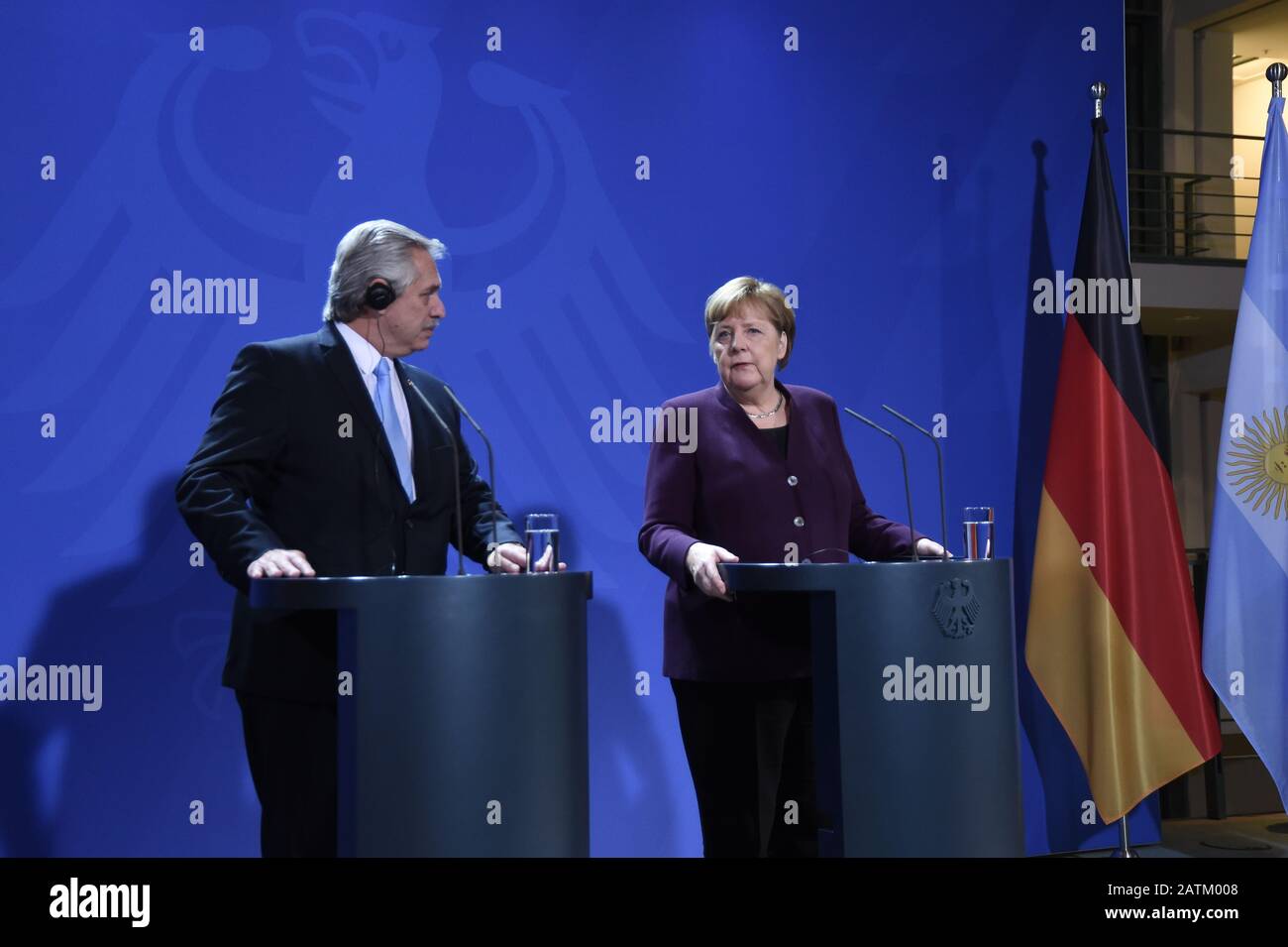 Angela Merkel und der Präsident der Republik Argentinien, Alberto Ángel Fernández, beim Pressestatement vor dem gemeinsamen Gespräch im foyer des Bund Banque D'Images