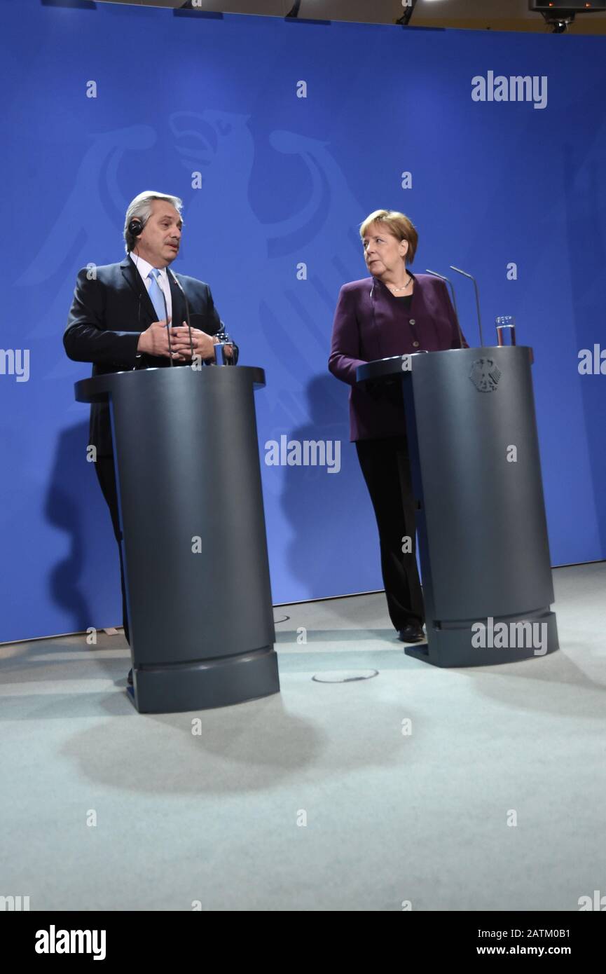 Angela Merkel und der Präsident der Republik Argentinien, Alberto Ángel Fernández, beim Pressestatement vor dem gemeinsamen Gespräch im foyer des Bund Banque D'Images