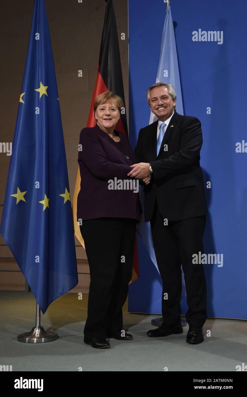 Angela Merkel und der Präsident der Republik Argentinien, Alberto Ángel Fernández, beim Pressestatement vor dem gemeinsamen Gespräch im foyer des Bund Banque D'Images