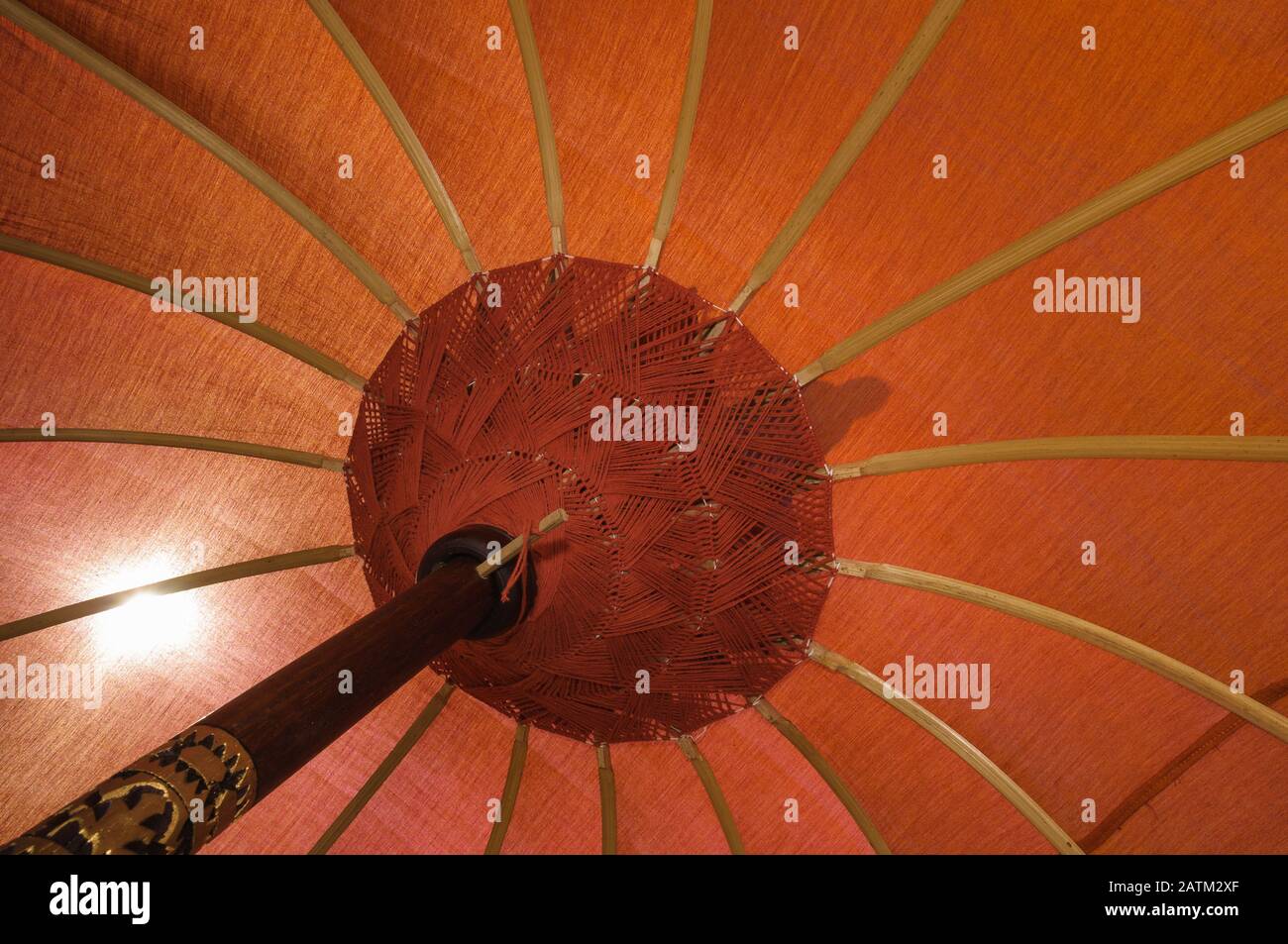 Parasol orange orné de style asiatique en bambou et en bois, en gardant le soleil à la baie de Cairns, Dans L'Extrême-Nord du Queensland en Australie. Banque D'Images