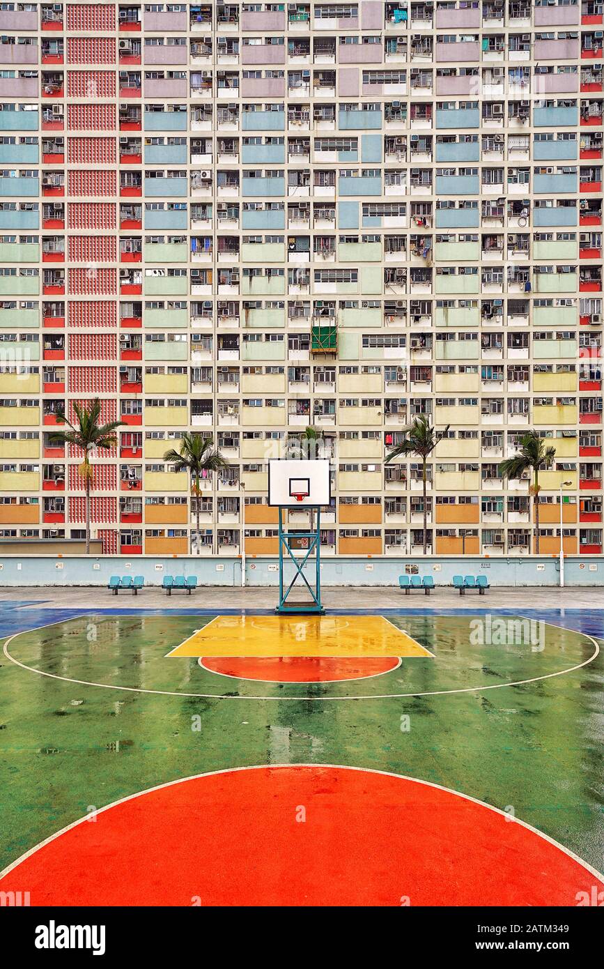 Vue sur la façade pastel et le terrain de basket-ball de Choi Hung Estate Banque D'Images