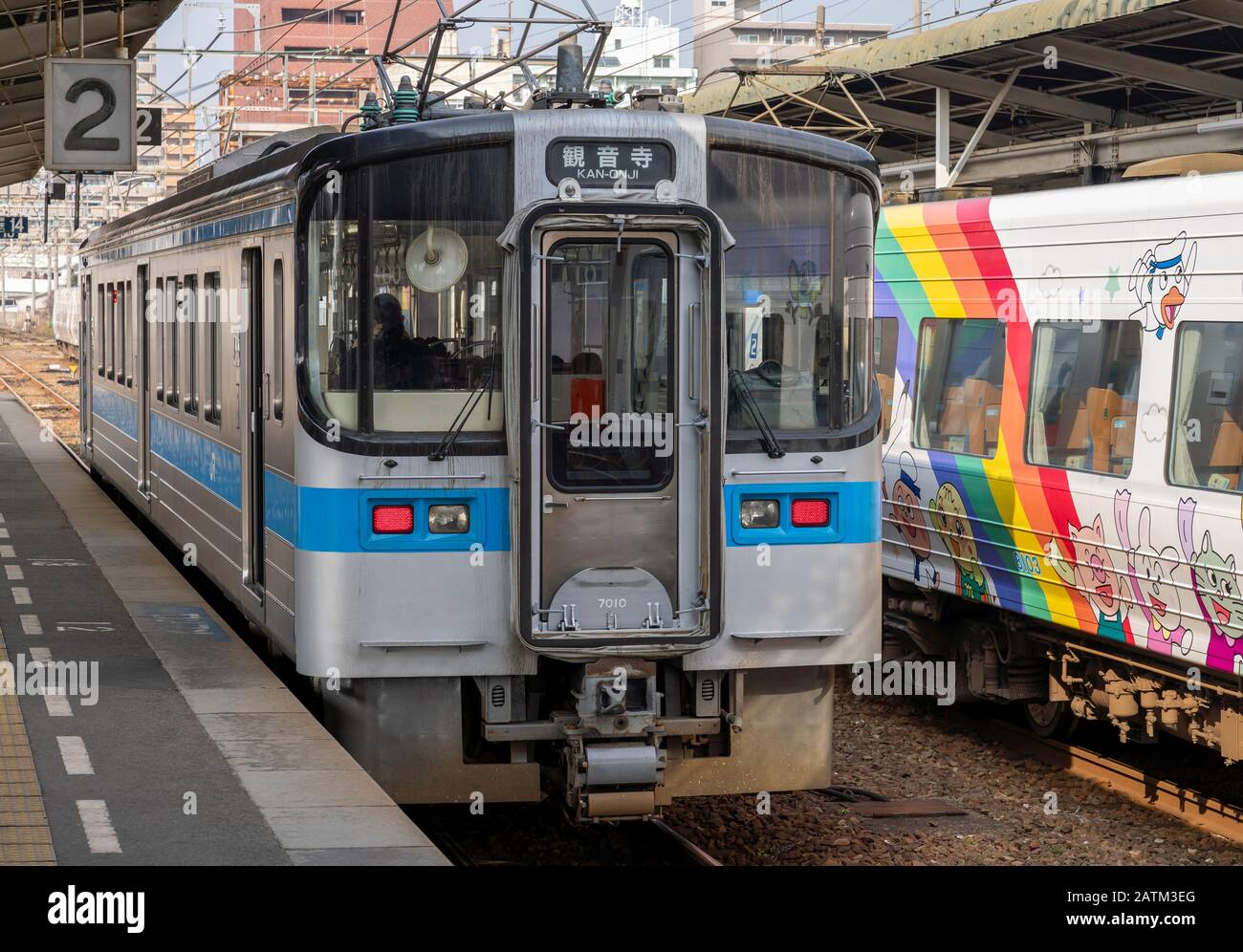 Un train local de la série 7000 de Shikoku Railway Company (JR Shikoku) à la gare de Matsuyama. Banque D'Images