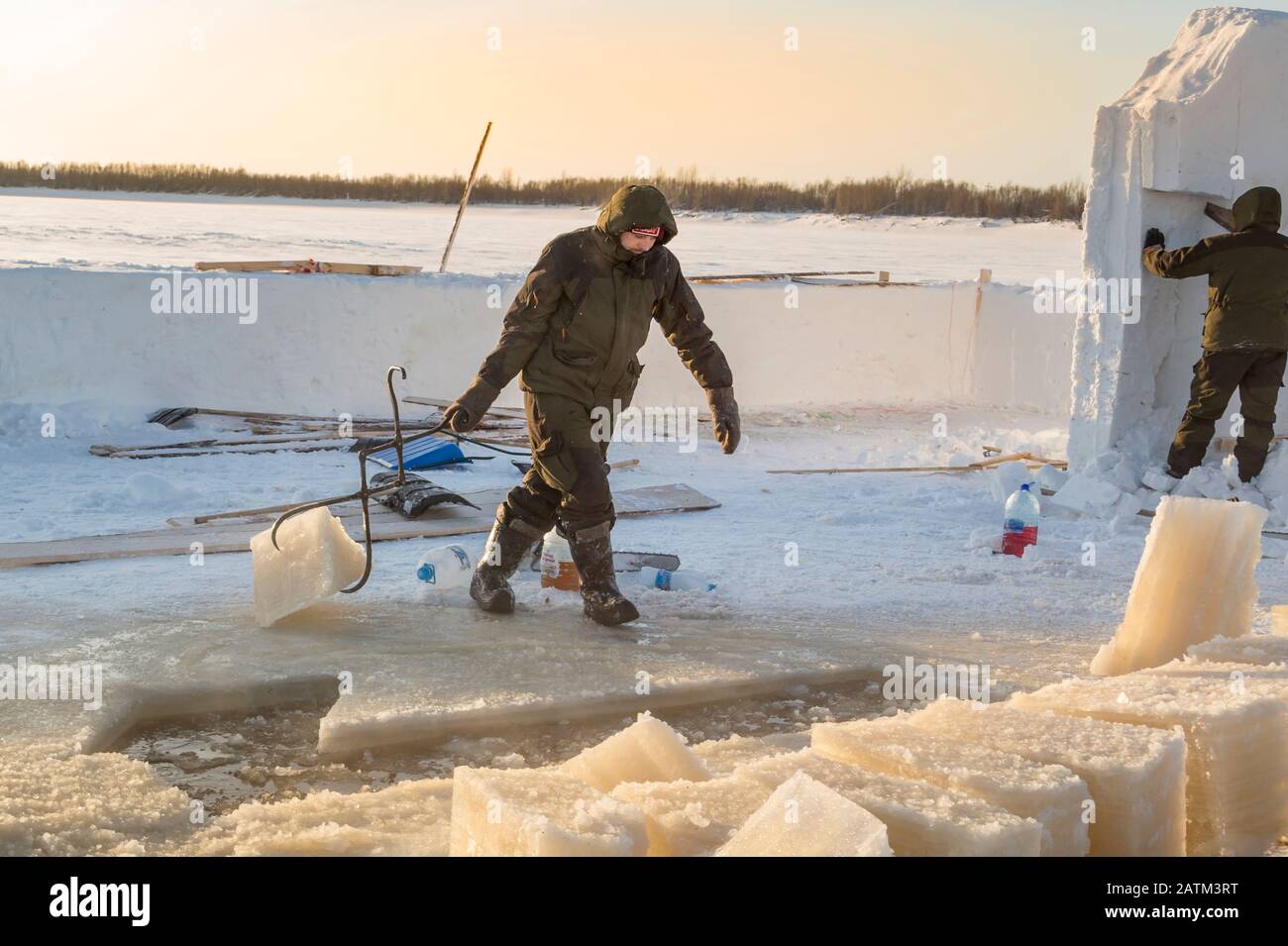 Le monteur avec pinces en acier sort le bloc de glace Banque D'Images