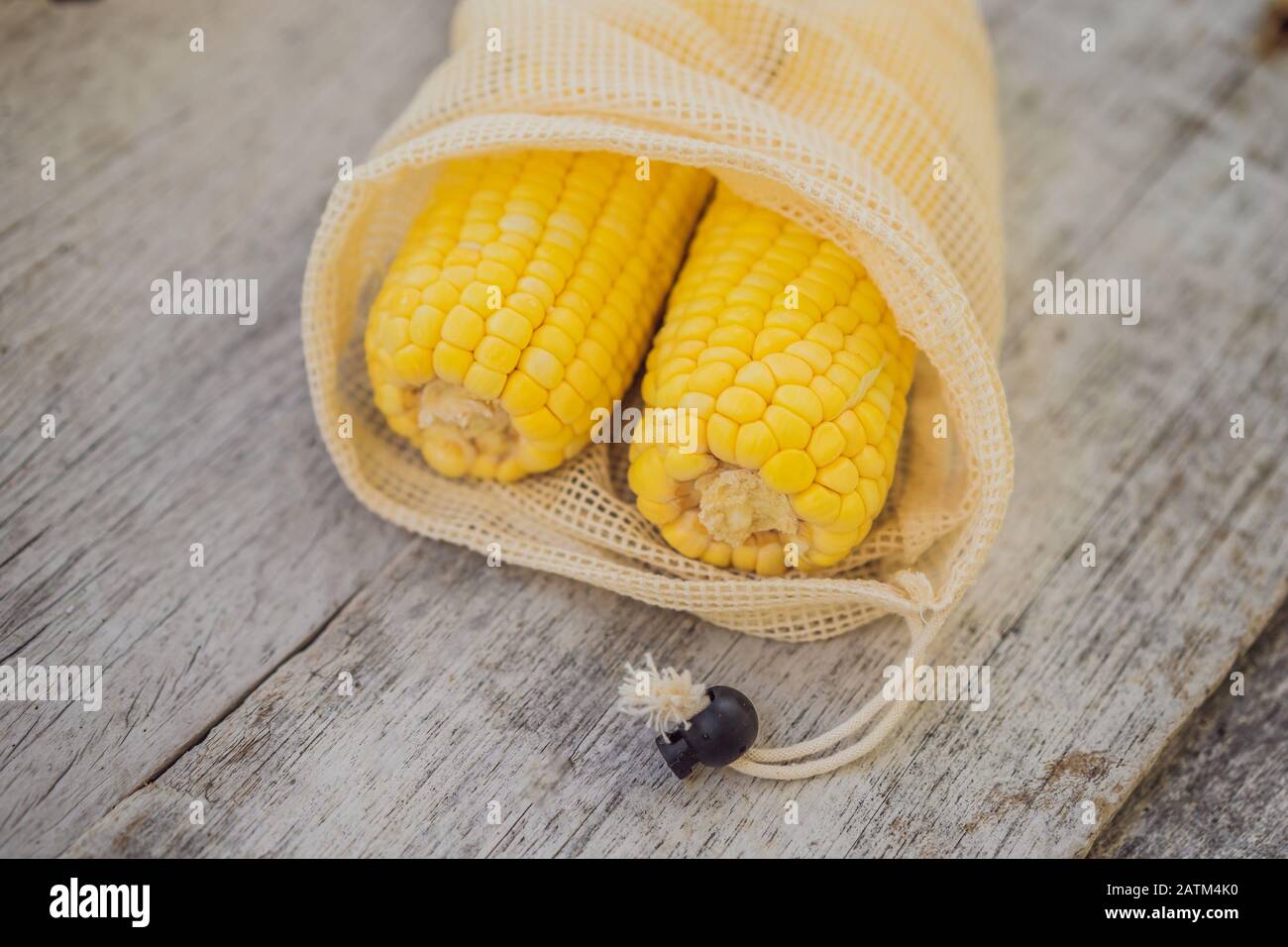 Maïs dans un sac réutilisable sur une élégante surface de cuisine en bois. Concept zéro déchet Banque D'Images