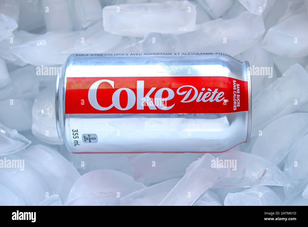 Un Coca-Cola Light dans un lit de glace Banque D'Images