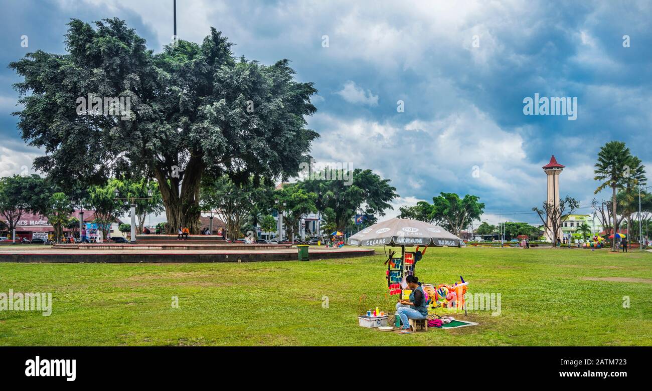 Des rafraîchissements et des balons à l'Alun-alun, place de la ville et parc central de la ville javanaise centrale de Magelang, Java centrale, Indonésie Banque D'Images