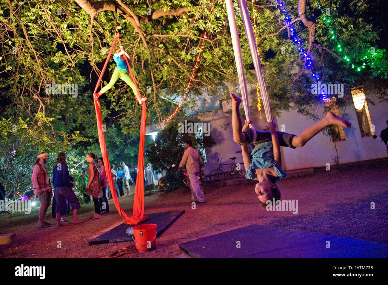 Auroville, INDE - enfants jouant comme acrobates pendant un festival de musique Banque D'Images