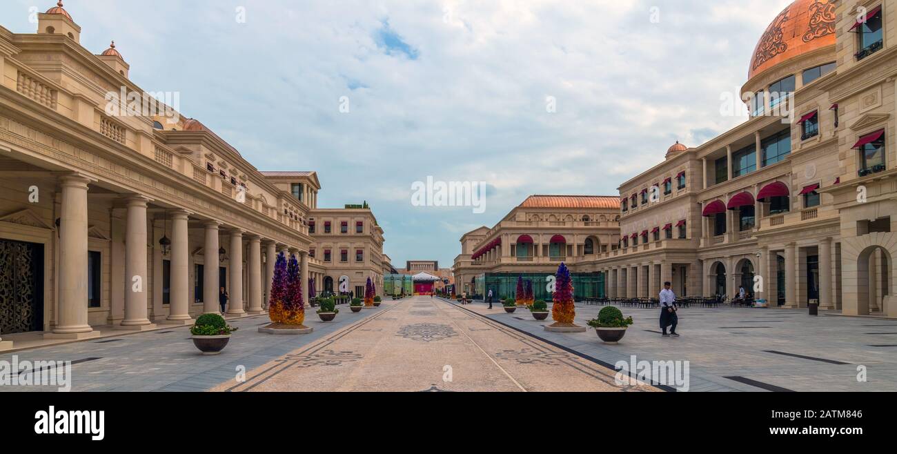 Doha, Qatar - novembre 20. 2019. Galleria Lafayette à Katara Plaza dans Katara Village Banque D'Images