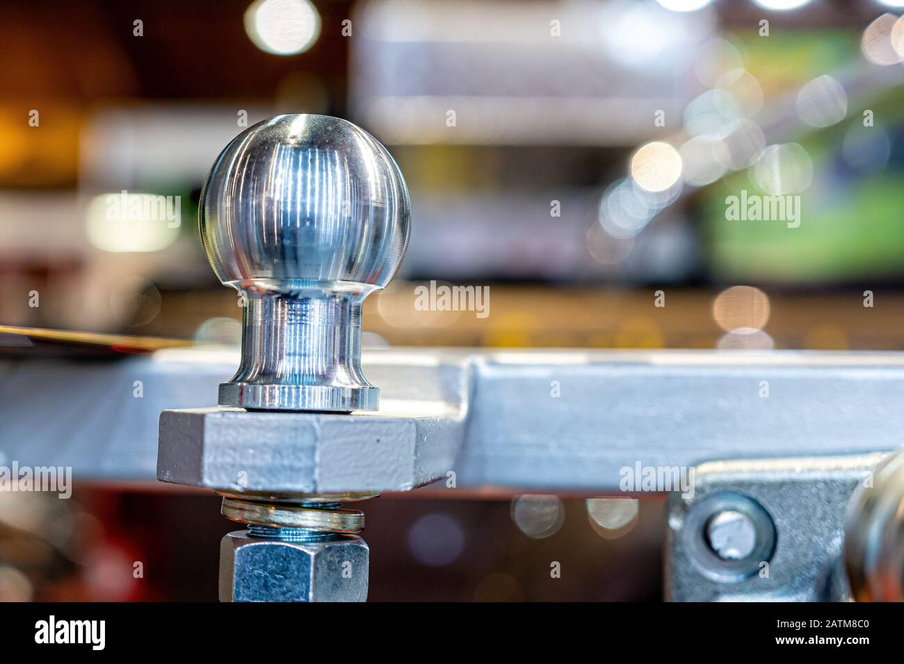 Attelage de remorque neuf et brillant ou barre d'attelage dans la boutique d'accessoires de voiture - image Banque D'Images