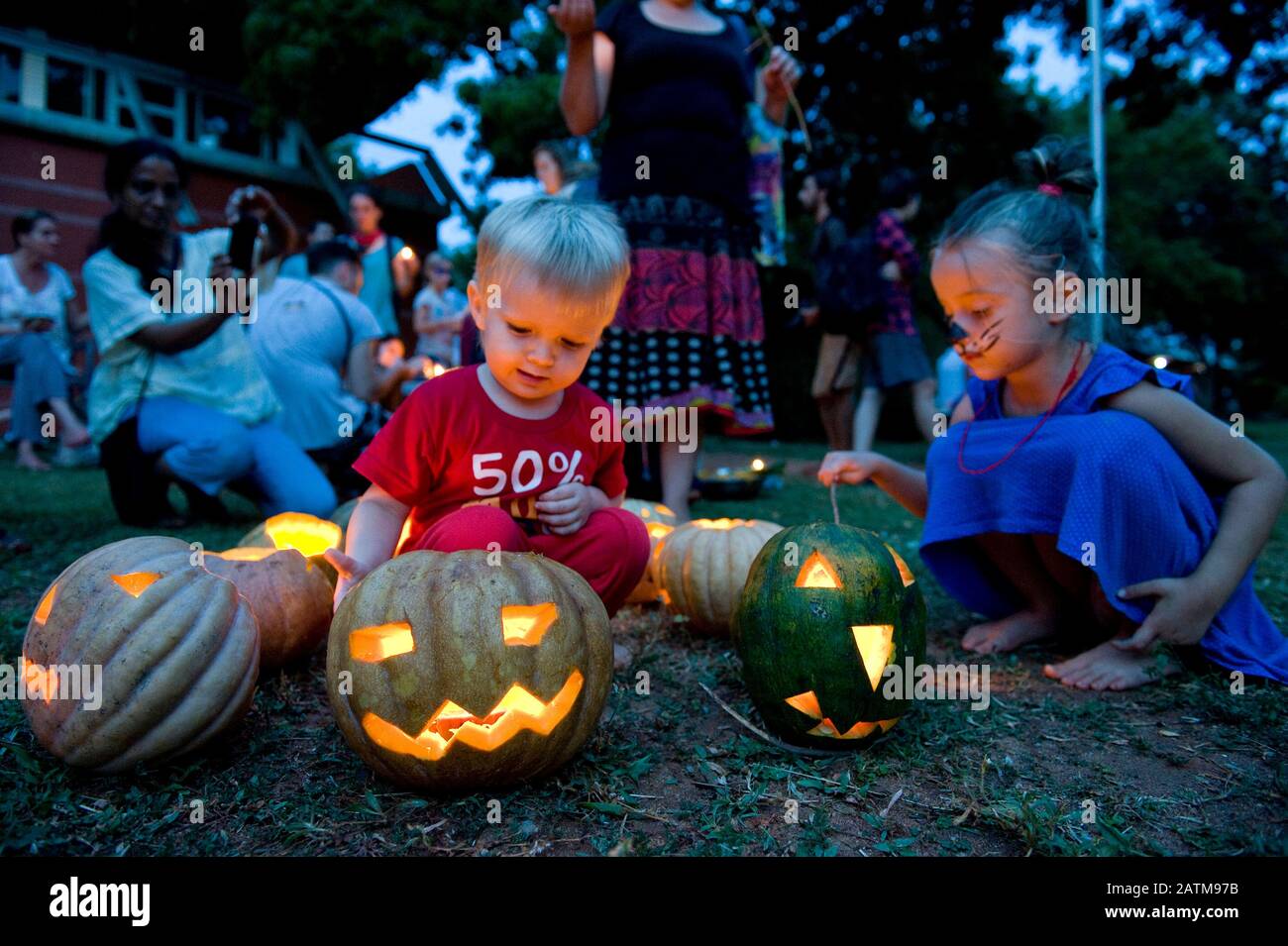 Tamil NADU, INDE - Deux enfants occidentaux célèbrent Halloween dans une zone internationale proche de Pondichéry. Banque D'Images