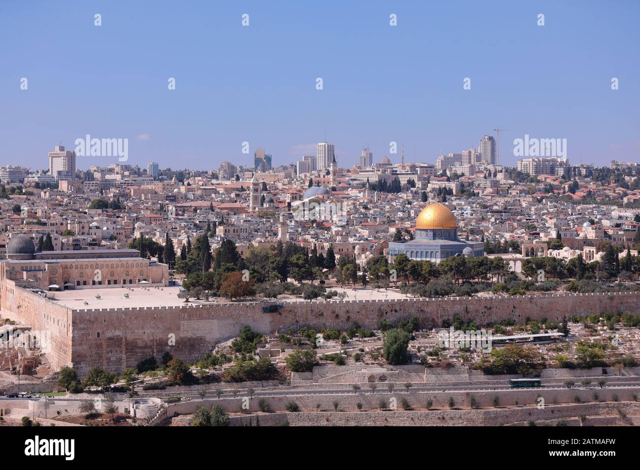 Jérusalem Israël - 15 octobre 2017 : vue panoramique sur la vieille ville de Jérusalem et le Mont du Temple, le Dôme du Rocher et la Mosquée Al-Aqsa depuis le Mont de Banque D'Images