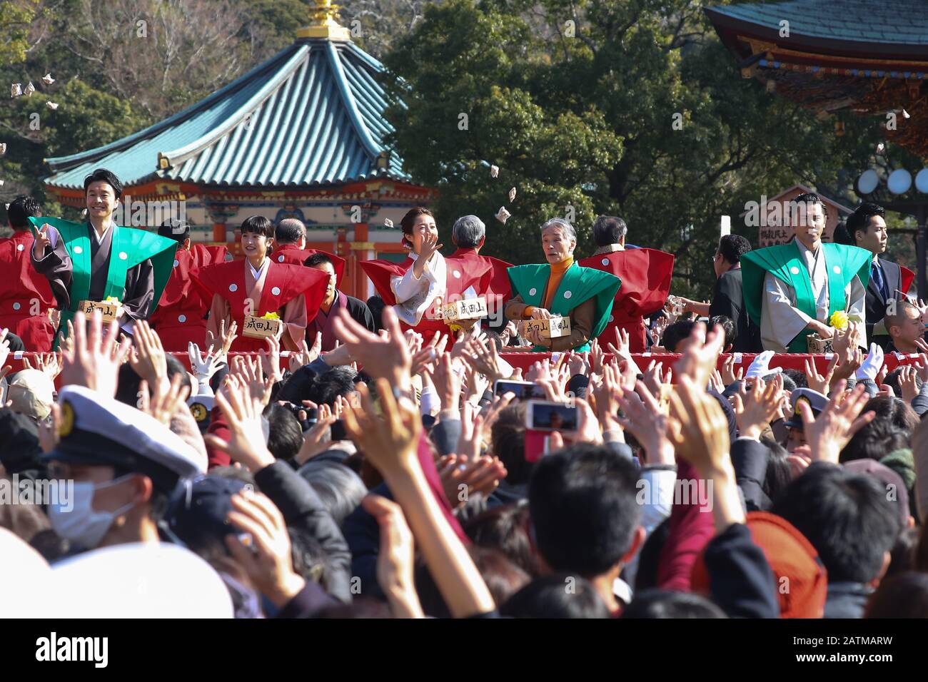 Des dignitaires invités jettent des sacs de haricots à la foule au temple Naritasan Shinshoji à Narita City, préfecture de Chiba, le 3 février 2020. Setsubun ou le festival de lancement de haricots marque le début du printemps au Japon. Crédit: Paysa/Aflo/Alay Live News Banque D'Images