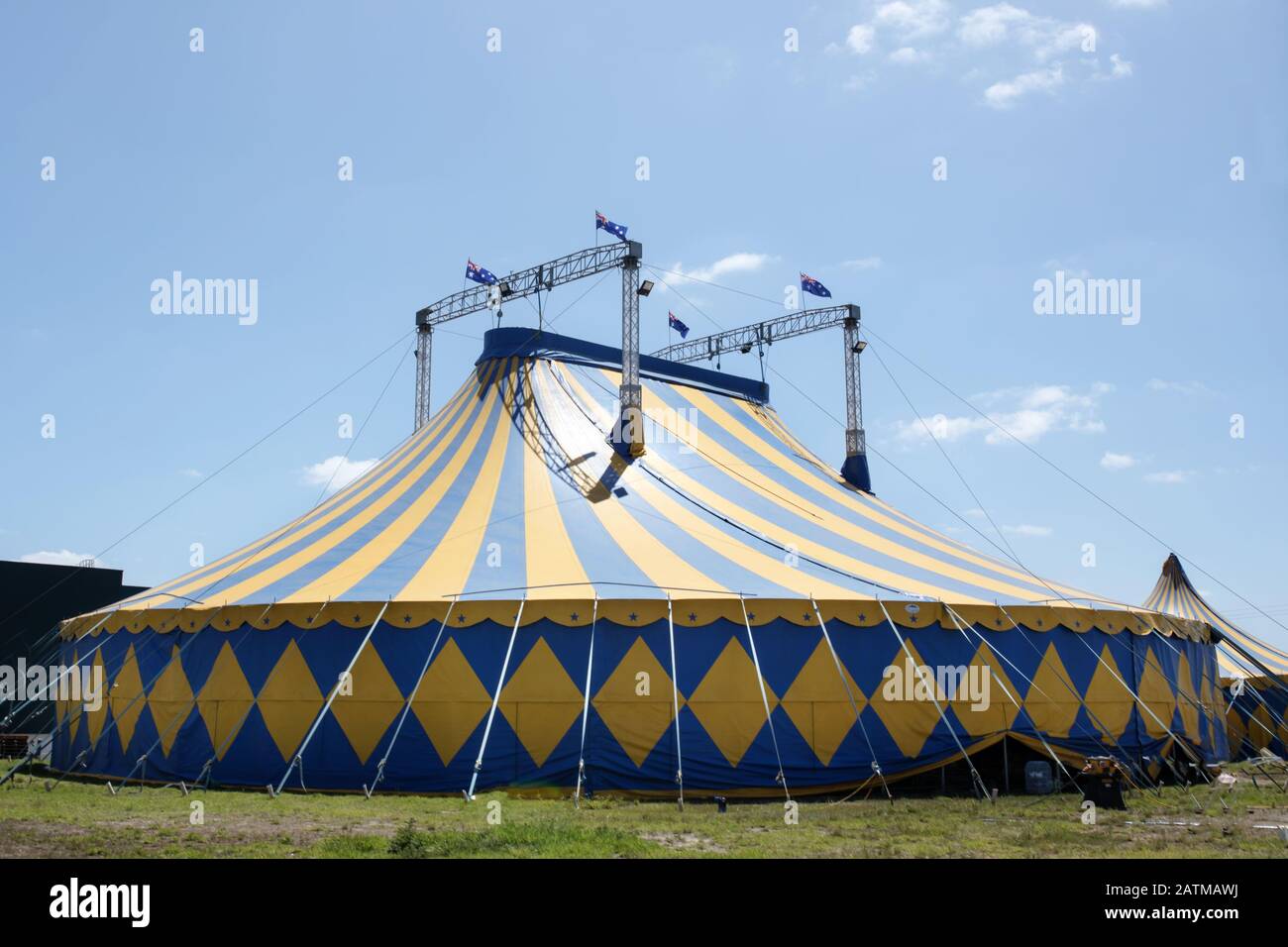 Tente de cirque bleue et jaune avec drapeaux australiens sur le dessus. Banque D'Images