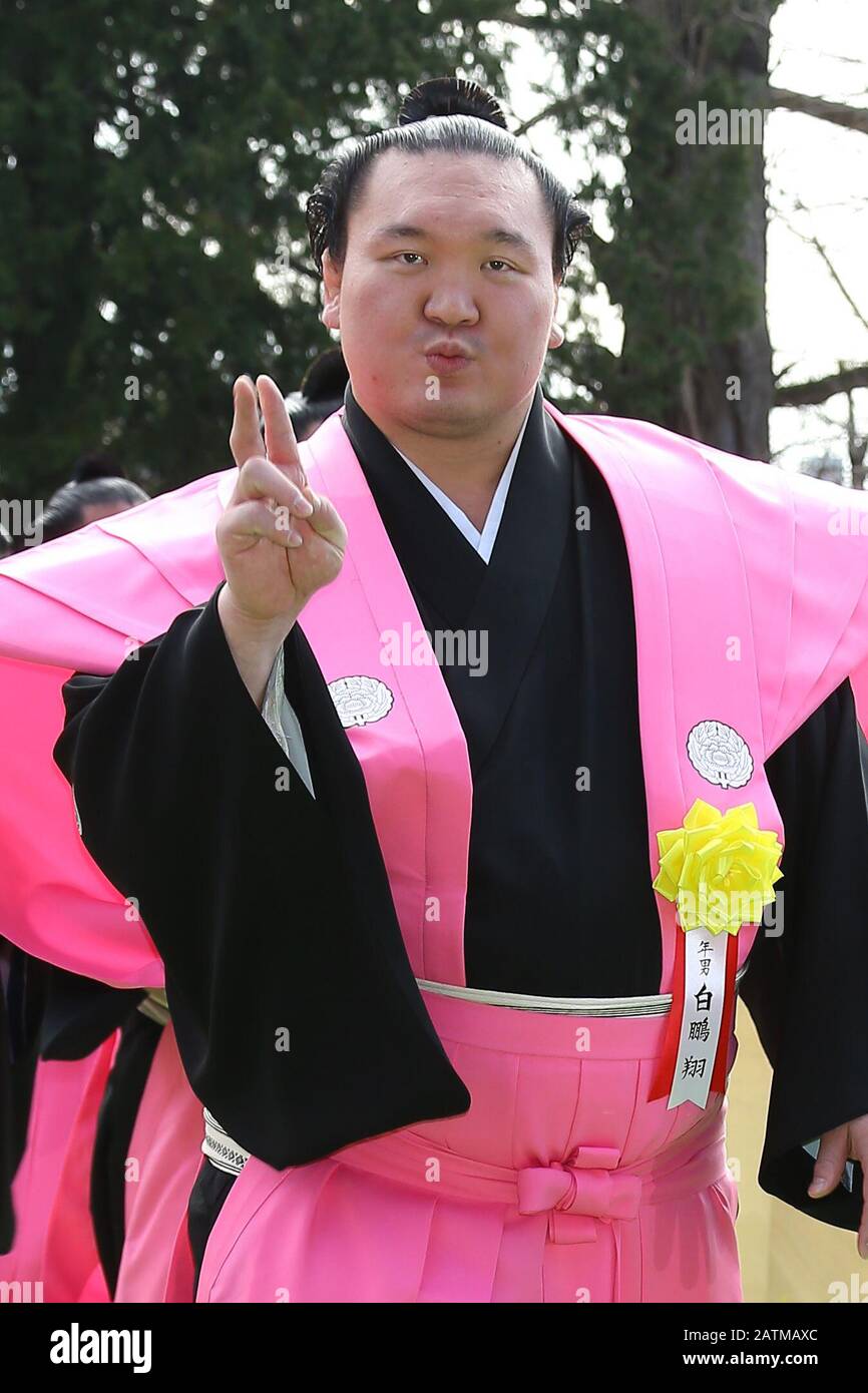 Sumo Yokozuna Hakuho et d'autres dignitaires invités jettent des sacs de haricots à la foule au temple Naritasan Shinshoji à Narita City, préfecture de Chiba, le 3 février 2020. Setsubun ou le festival de lancement de haricots marque le début du printemps au Japon. Crédit: Paysa/Aflo/Alay Live News Banque D'Images